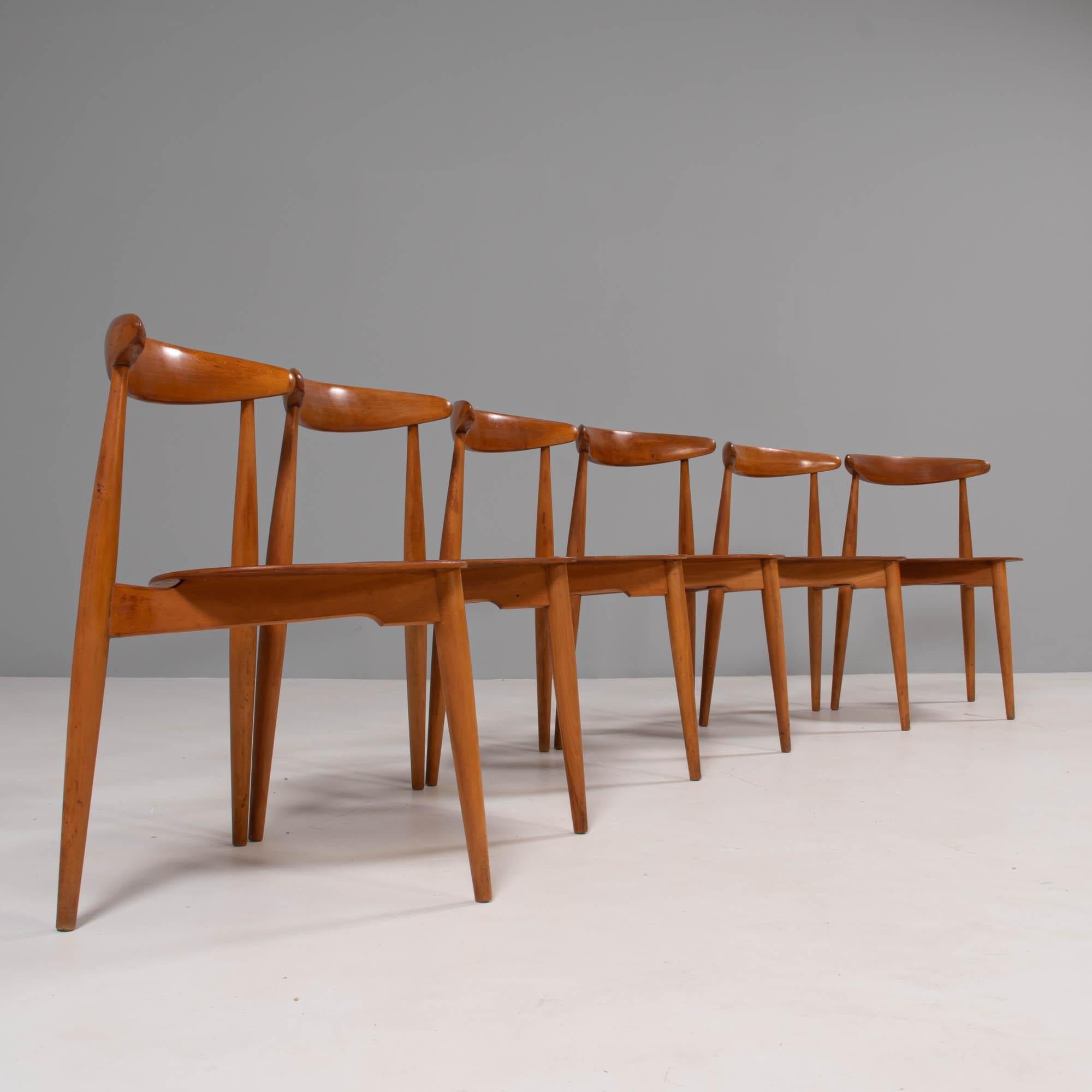 Conçu à l'origine par Hans Wegner dans les années 1950, le FH4103 a été fabriqué par Fritz Hansen et vendu à Londres par Story's of Kensington.

Construites en bois de hêtre et de teck, les chaises FH4103 sont également connues sous le nom de