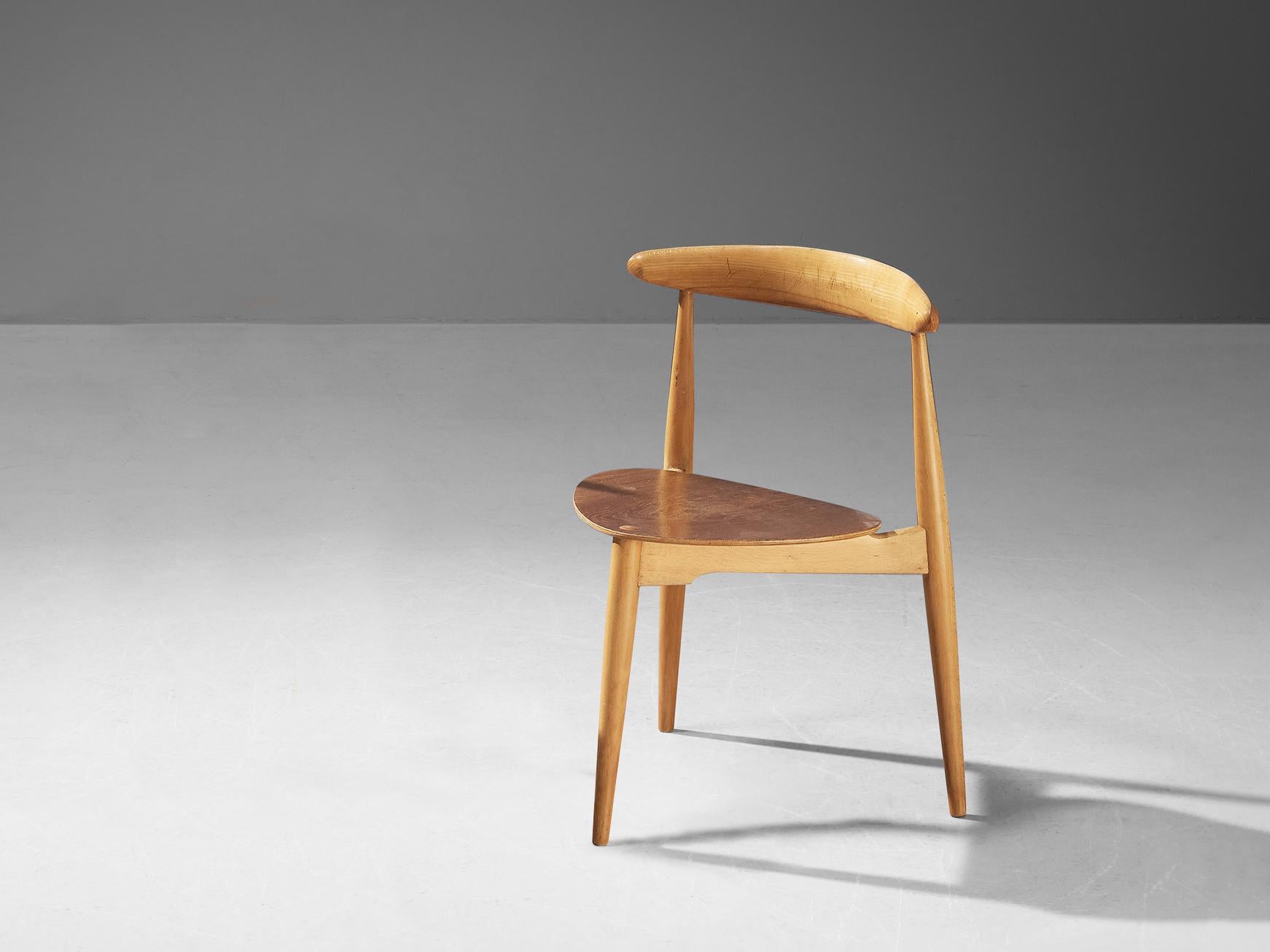 Hans Wegner pour Fritz Hansen, chaise de salle à manger 'Heart' modèle '4103', teck, hêtre, Danemark, créé en 1953.

Magnifique chaise conçue par Hans Wegner en 1953. La chaise est conçue pour prendre le moins d'espace possible tout en ayant une