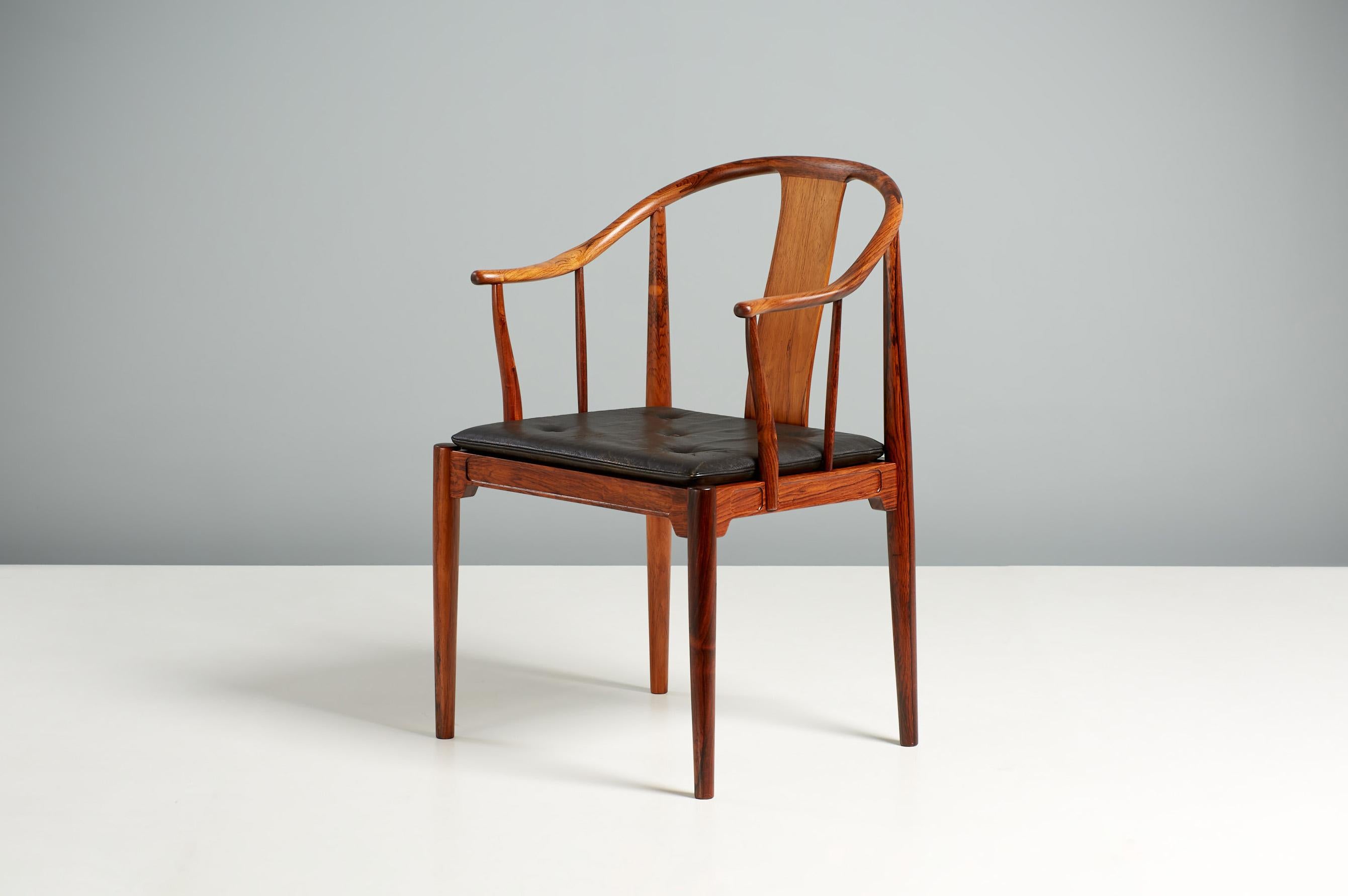 Hans J. Wegner

Modell FH-4283 China Chair, 1944.

Diese von Fritz Hansen in Dänemark hergestellte Version aus exquisitem brasilianischem Palisanderholz ist eine unglaublich seltene Version dieses ikonischen Designs, das in den 1960er Jahren in