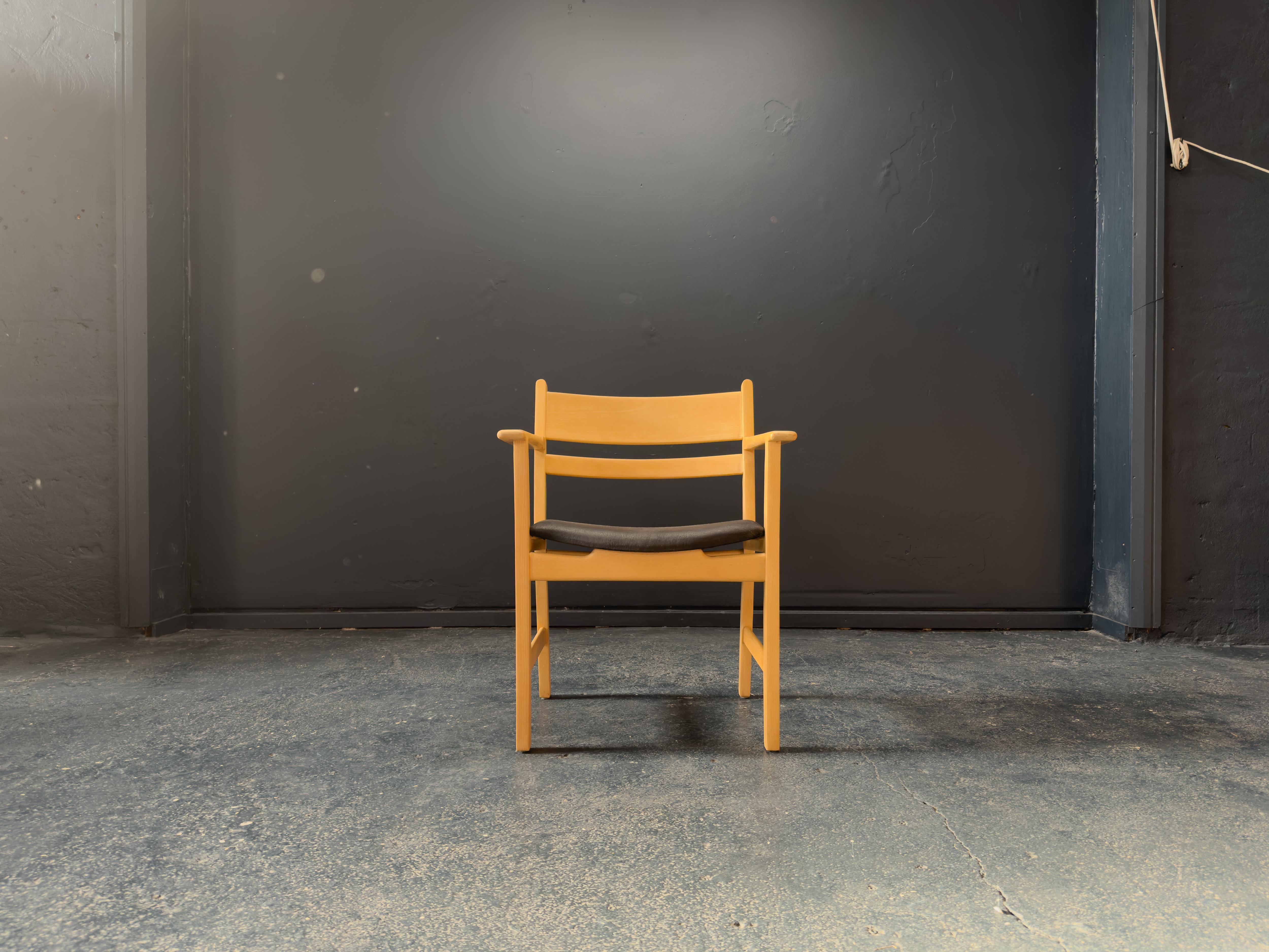 Disegnata dal leggendario designer danese Hans J. Wegner per Getama, questa poltrona esemplifica il magistrale equilibrio tra forma e funzione che caratterizza il lavoro di Wegner. Realizzata in faggio massiccio, la struttura è robusta ed elegante