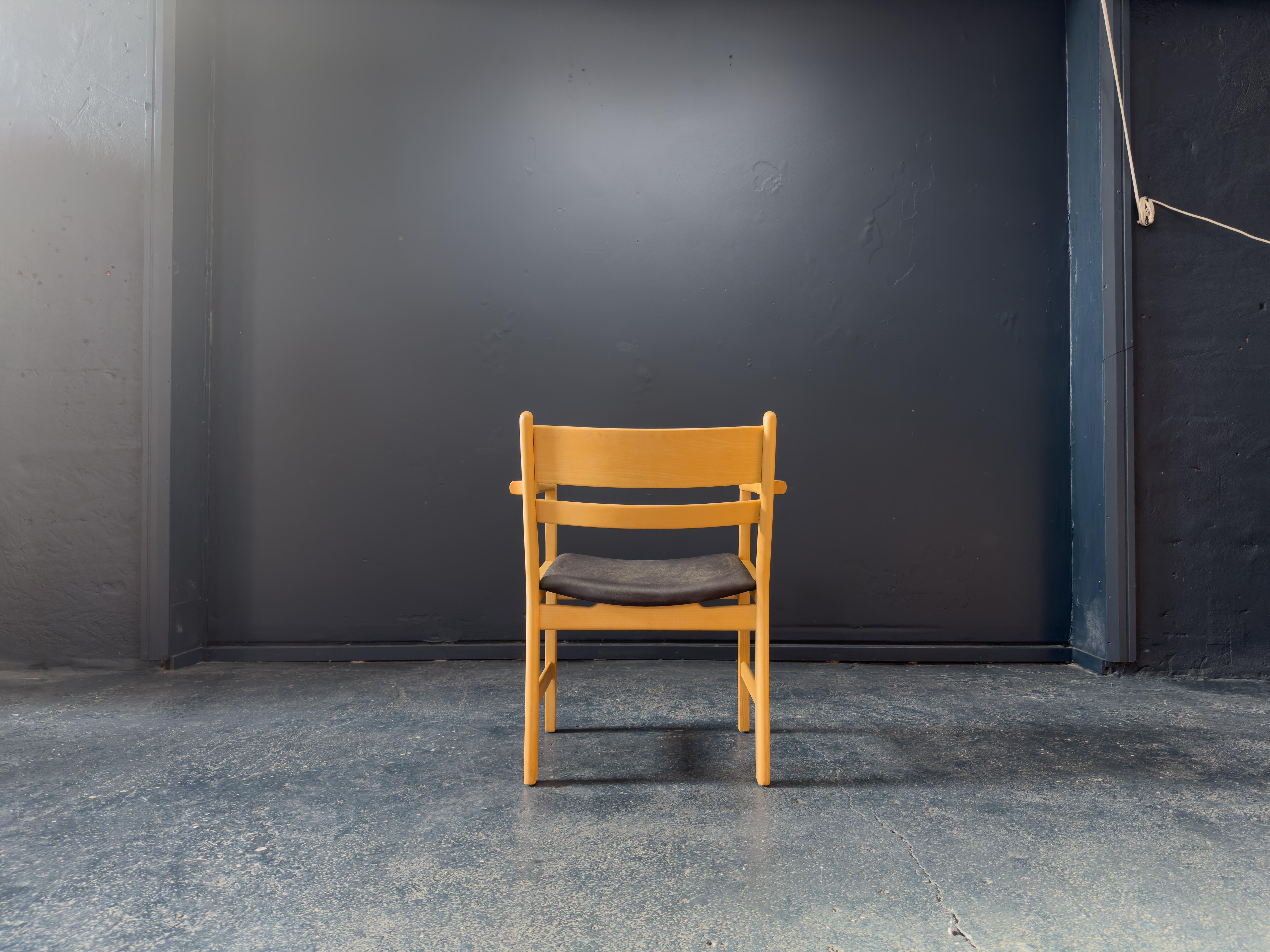 Danese Hans Wegner per Getama Poltrona in faggio e pelle nera in vendita