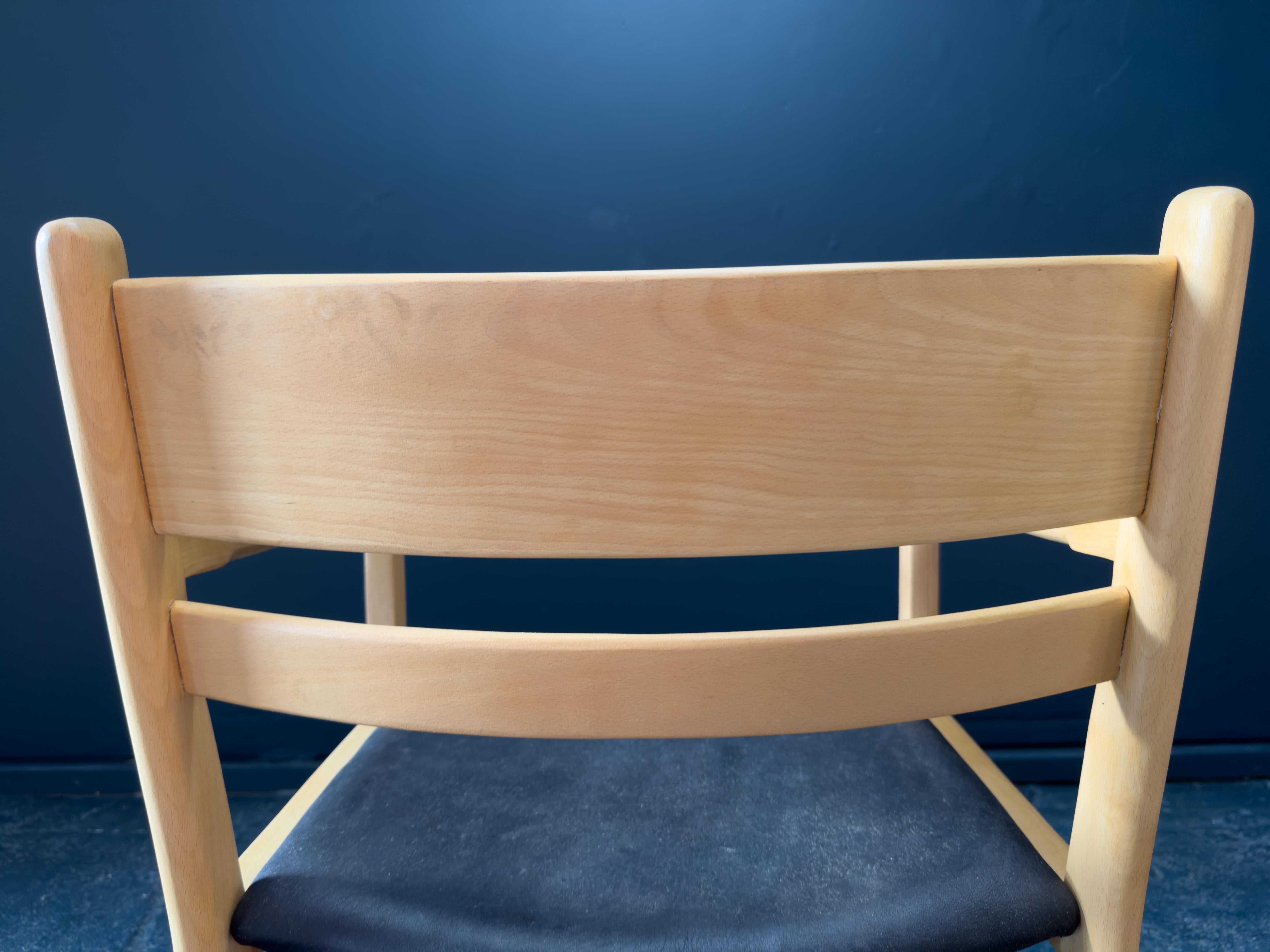 XX secolo Hans Wegner per Getama Poltrona in faggio e pelle nera in vendita