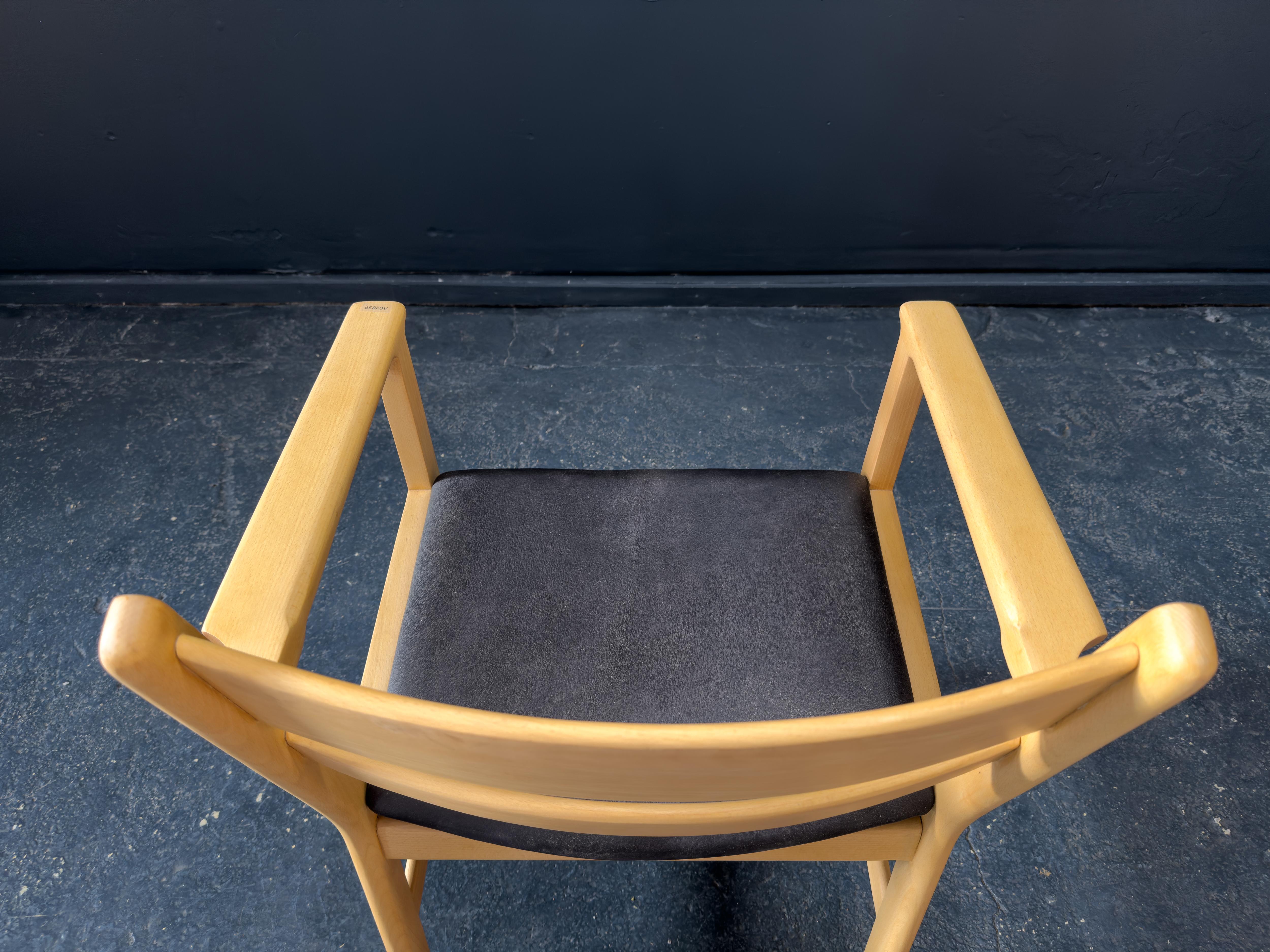 Faggio Hans Wegner per Getama Poltrona in faggio e pelle nera in vendita