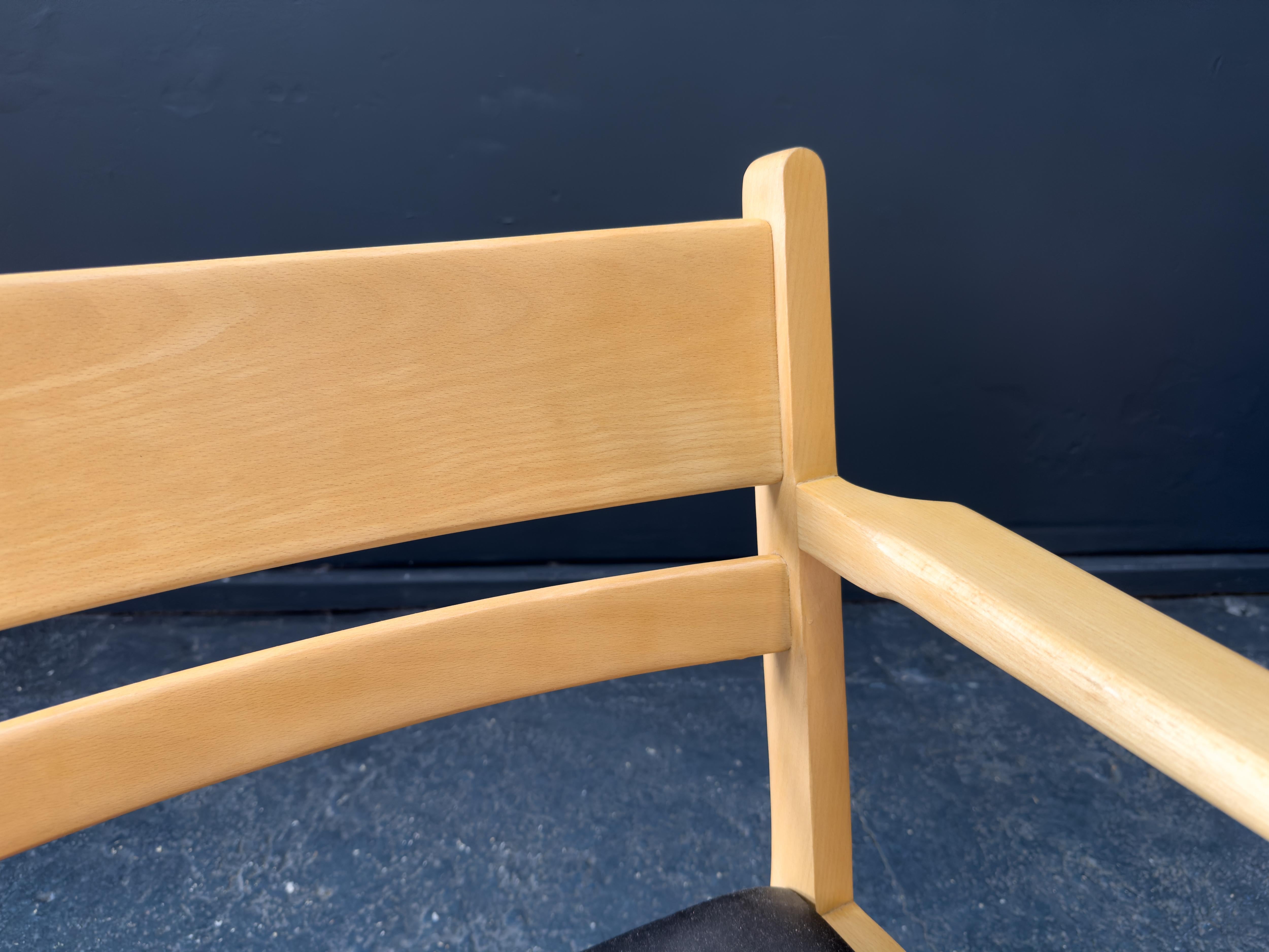 Hans Wegner per Getama Poltrona in faggio e pelle nera in vendita 1
