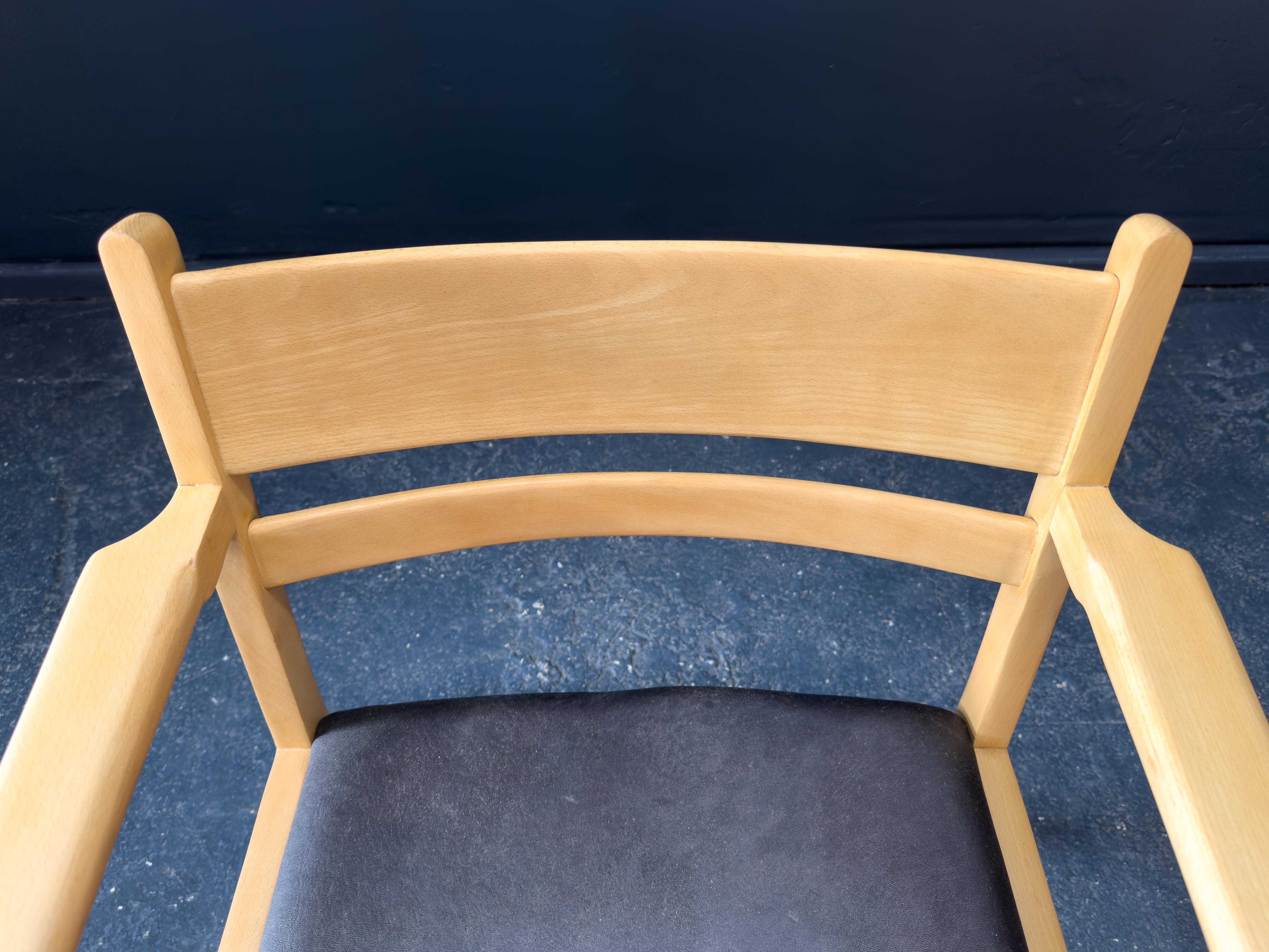 Hans Wegner per Getama Poltrona in faggio e pelle nera in vendita 2