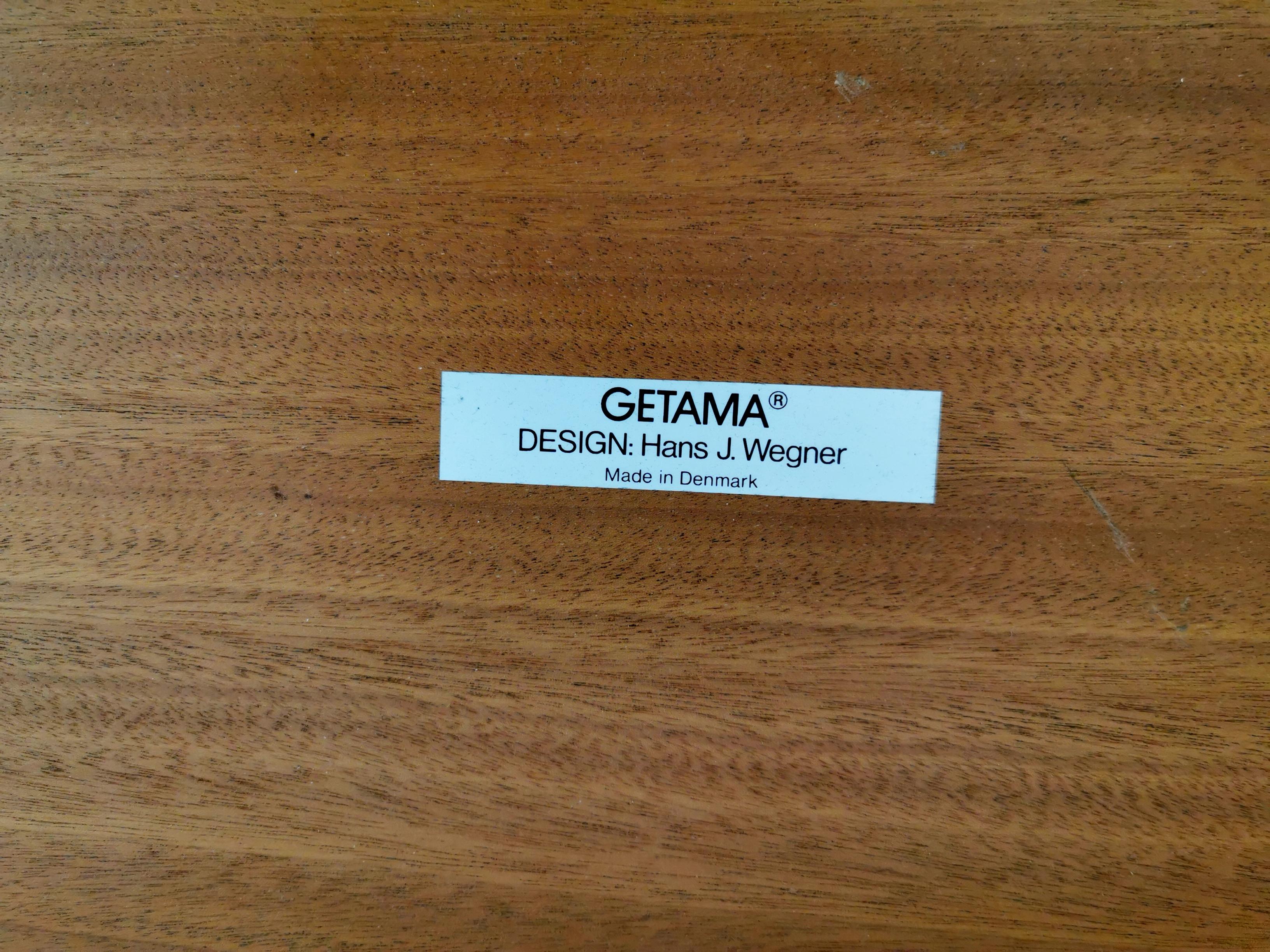 Hans Wegner desk

Hans Wegner for GETAMA, a 1970s model 156 desk in beech with a single pedestal and two drawers.

Includes the original Hans Wegner GETAMA label.

Dimensions (cm): 70 D x 69 H x 125 W.

Condition: Good. Shows some knocks