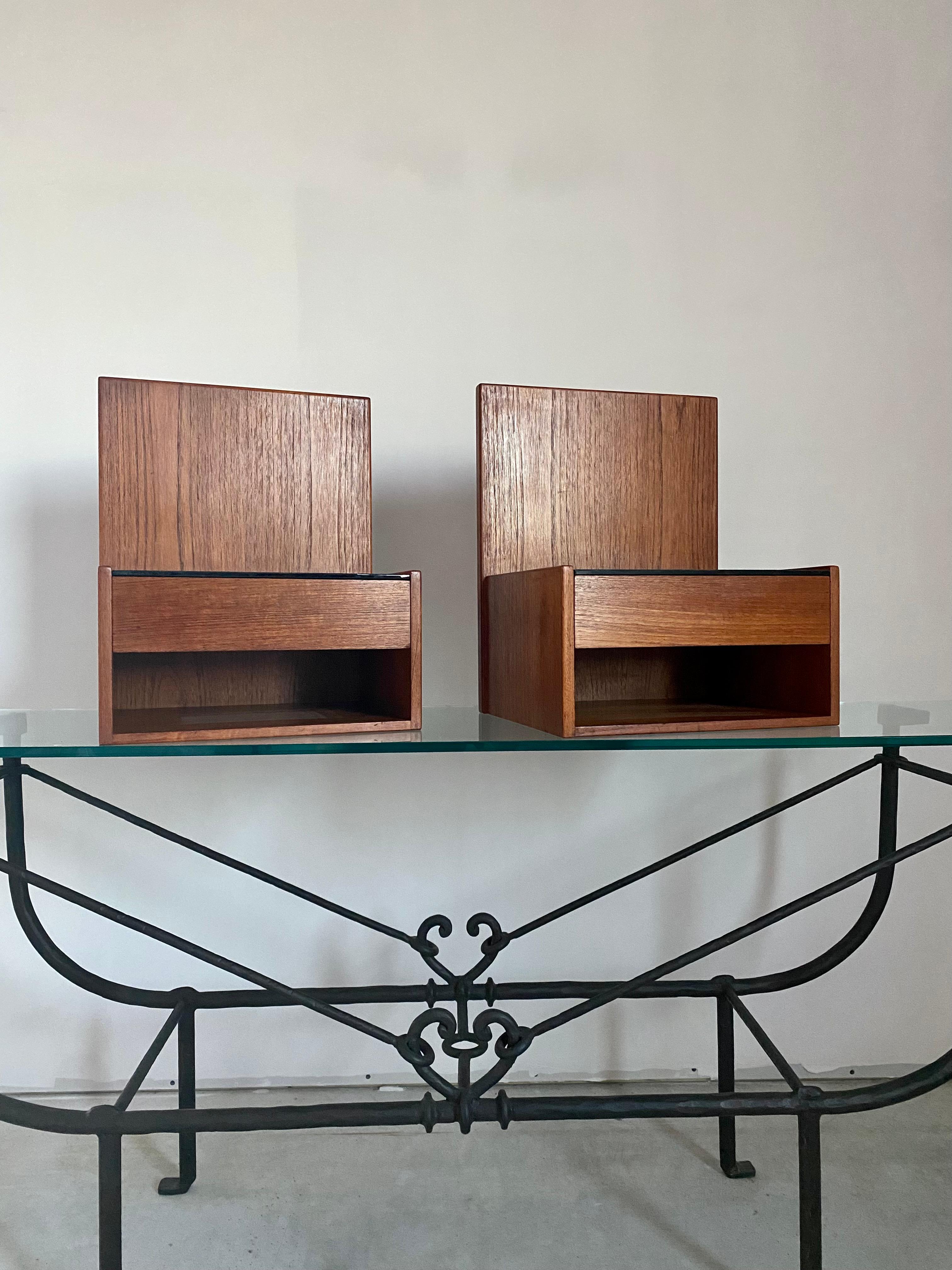 Paire de tables de nuit flottantes en teck Hans Wegner pour GETAMA en vente 2