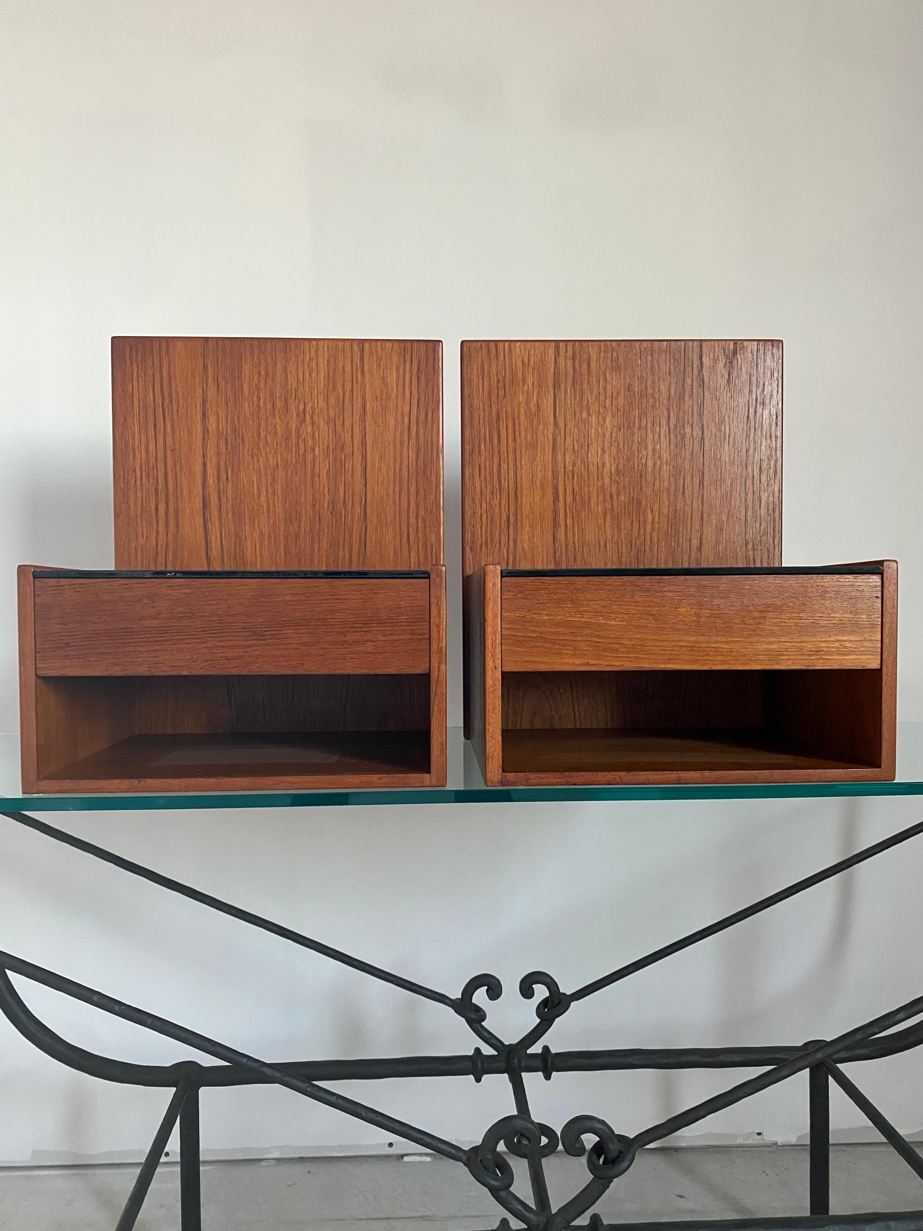 Scandinave moderne Paire de tables de nuit flottantes en teck Hans Wegner pour GETAMA en vente