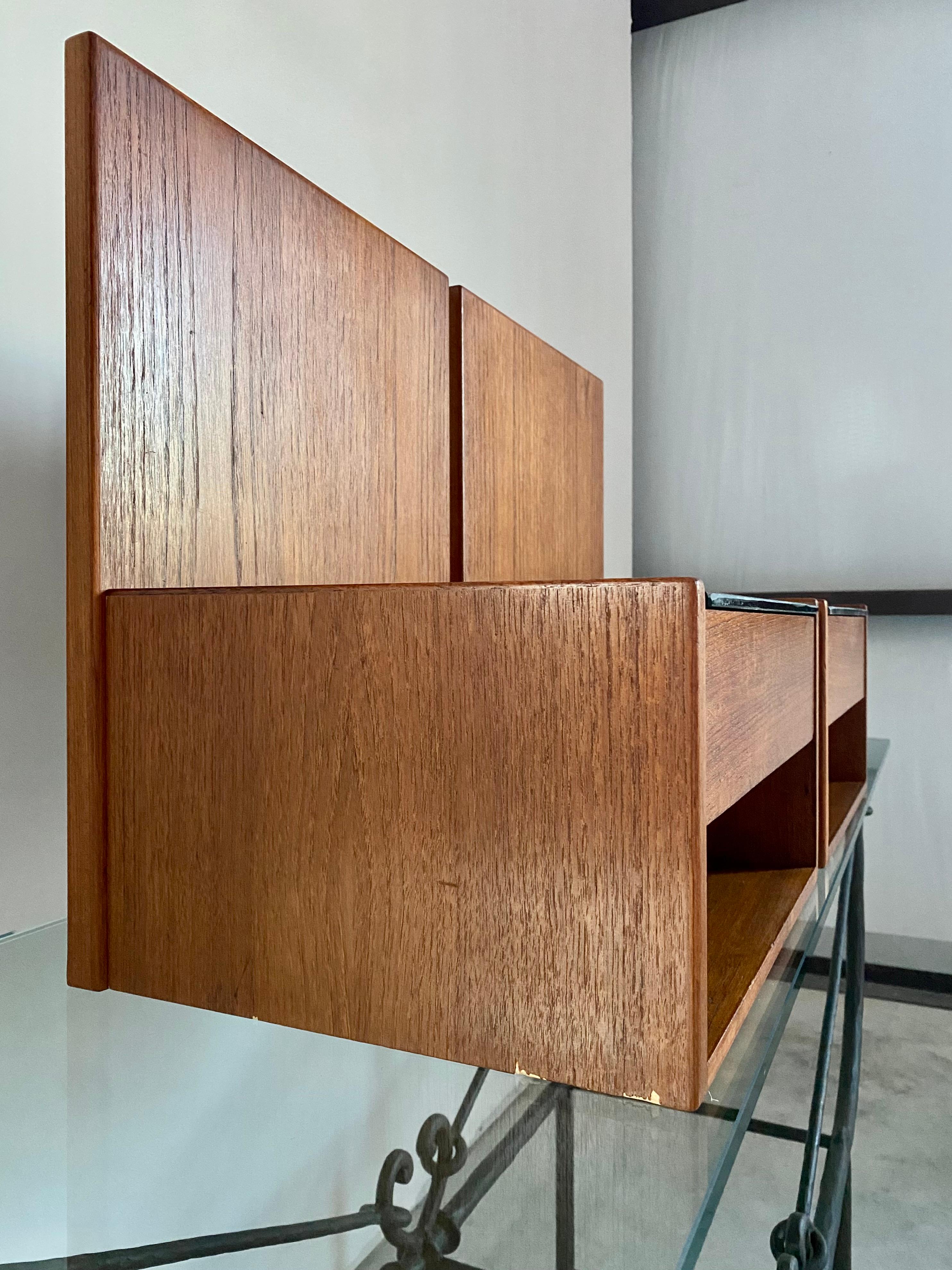 Danois Paire de tables de nuit flottantes en teck Hans Wegner pour GETAMA en vente