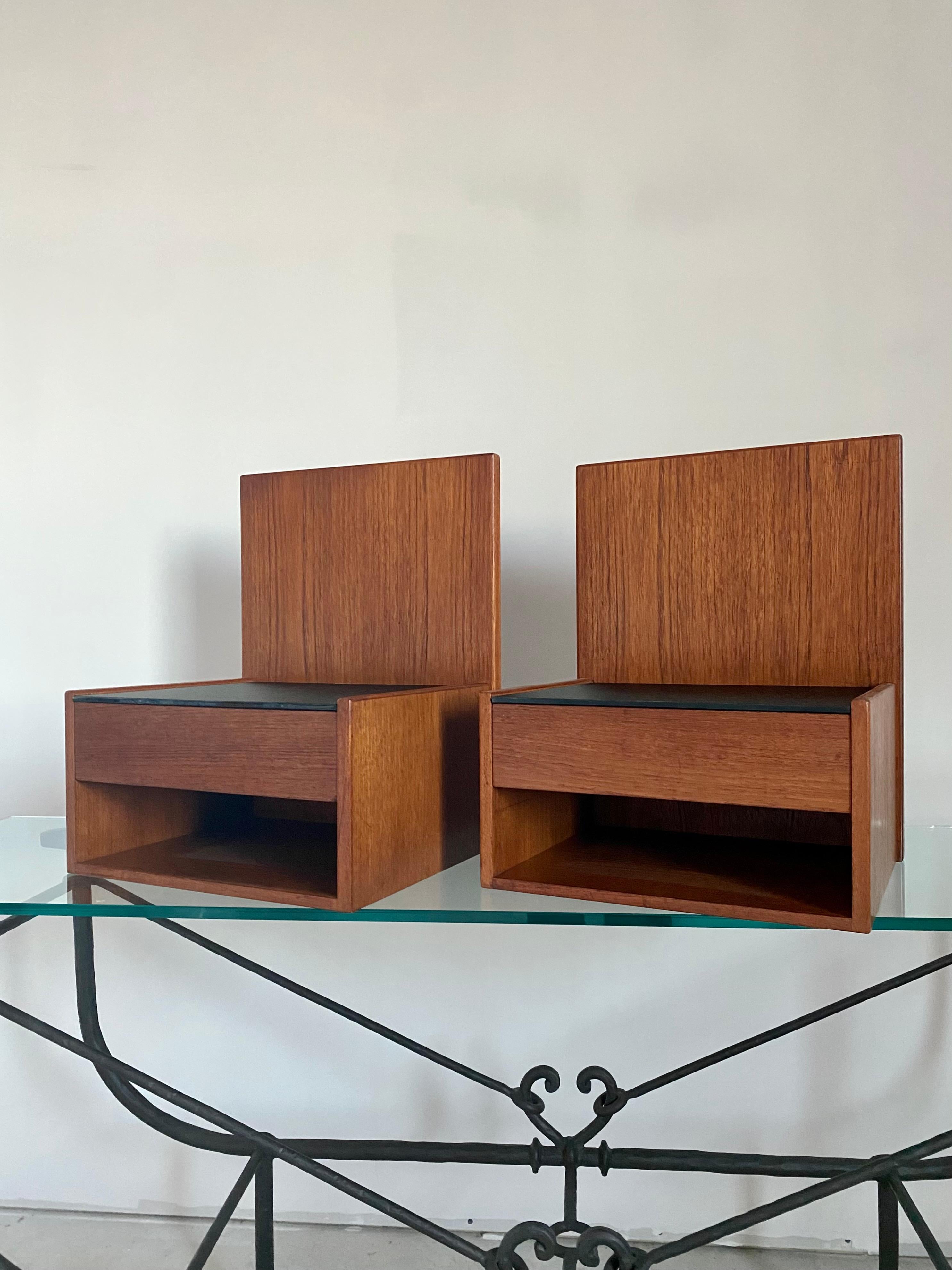 20ième siècle Paire de tables de nuit flottantes en teck Hans Wegner pour GETAMA en vente