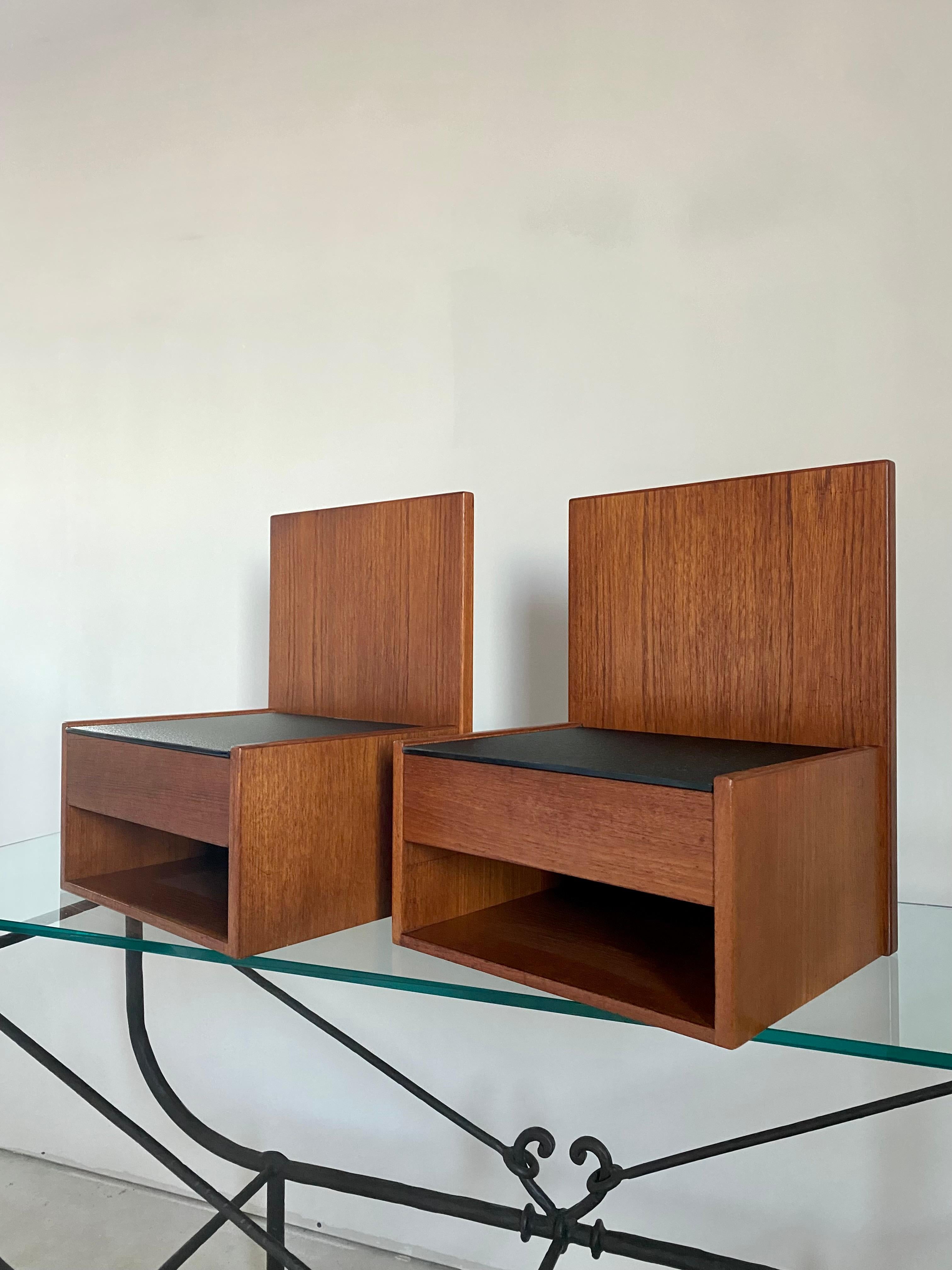 Verre d'art Paire de tables de nuit flottantes en teck Hans Wegner pour GETAMA en vente