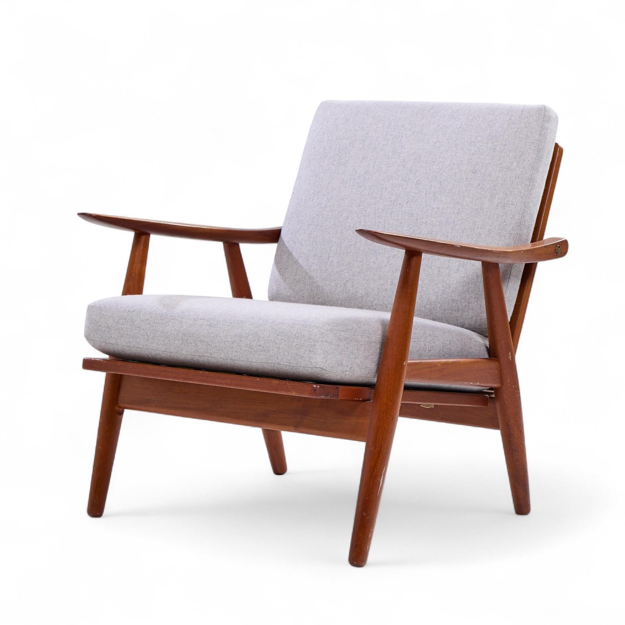 20ième siècle Hans Wegner for Getama GE270 Mid Century Teak Lounge Chairs - Pair en vente