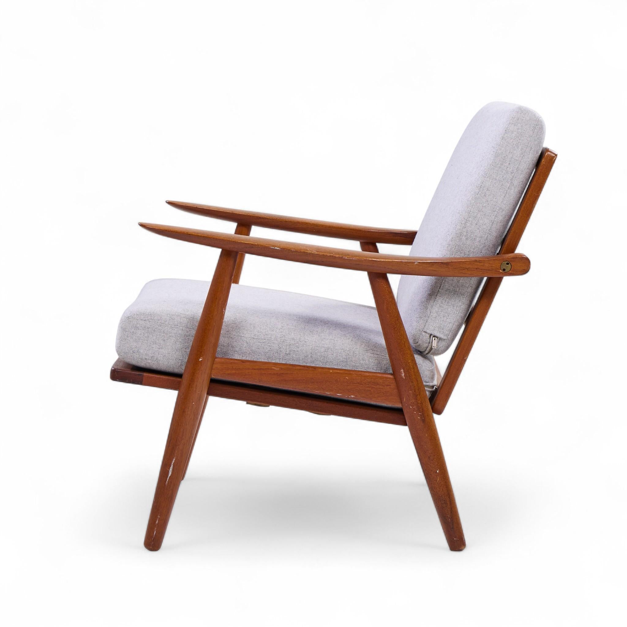 Tissu d'ameublement Hans Wegner for Getama GE270 Mid Century Teak Lounge Chairs - Pair en vente