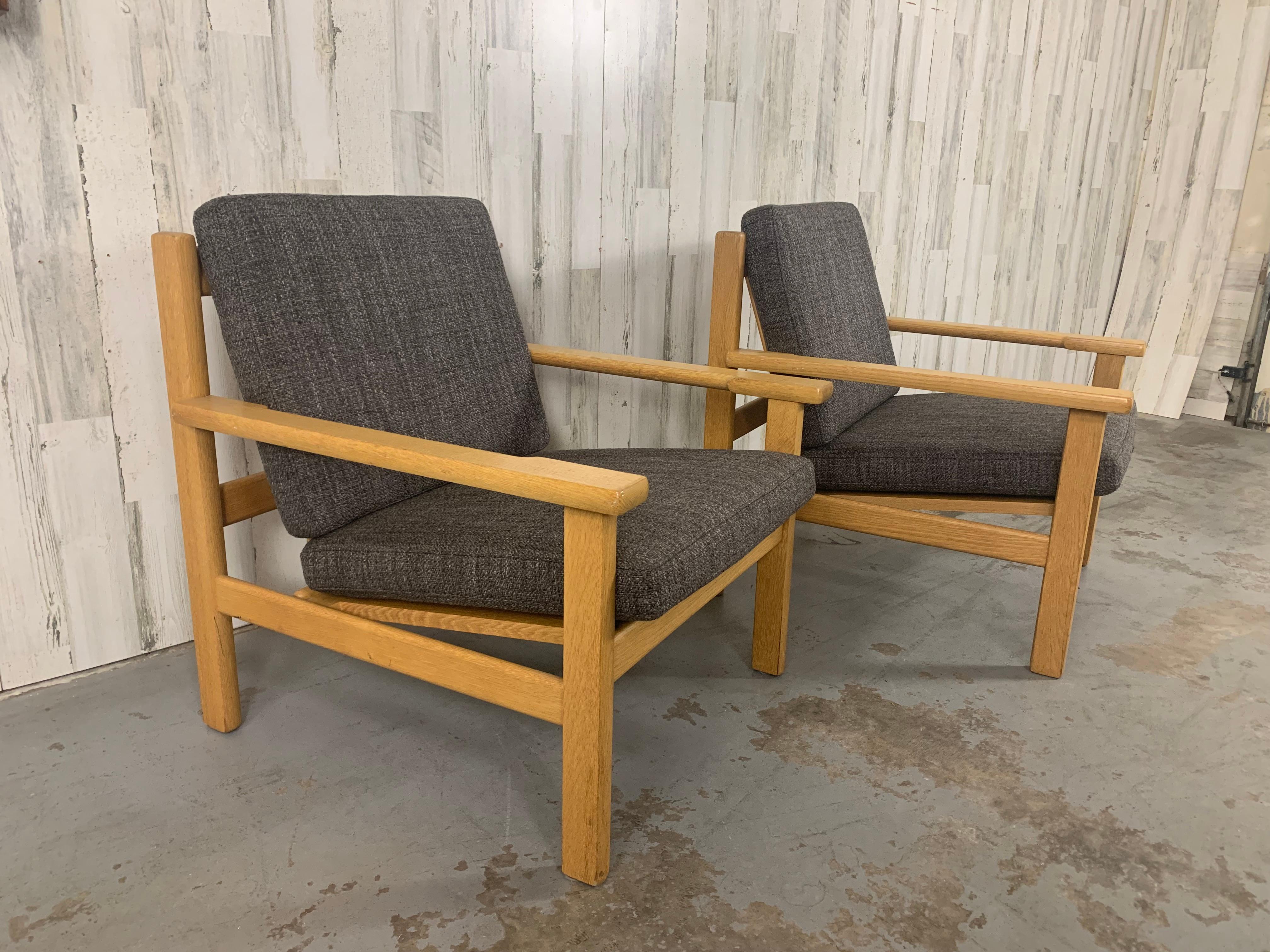 Seltene Hans Wegner Sessel aus Eichenholz mit grauer Polsterung von GEMTANA.
Dänisches modernes Design mit der rustikalen Qualität von Eiche.