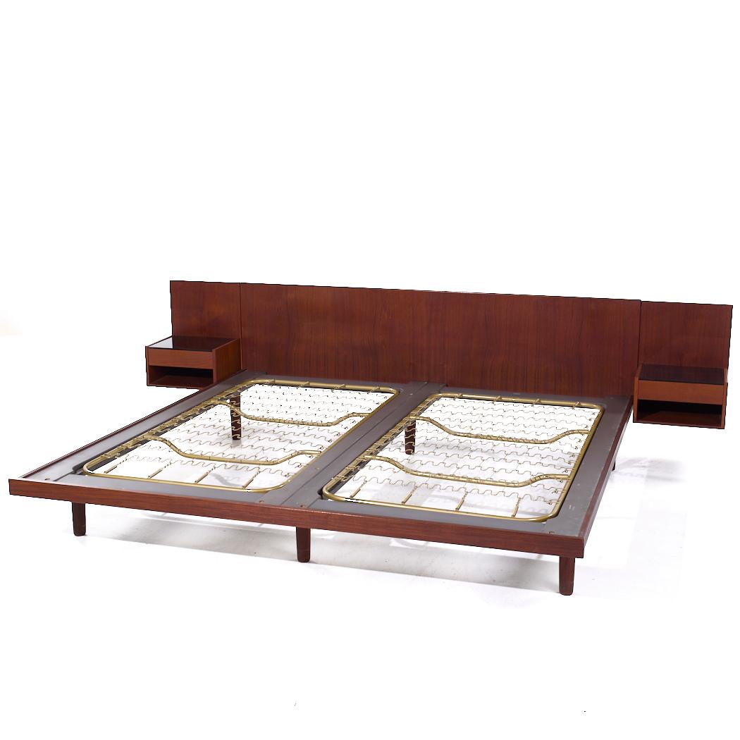 Hans Wegner for Getama MCM Danish Teak King Platform Bed with Nightstands In Good Condition For Sale In Countryside, IL