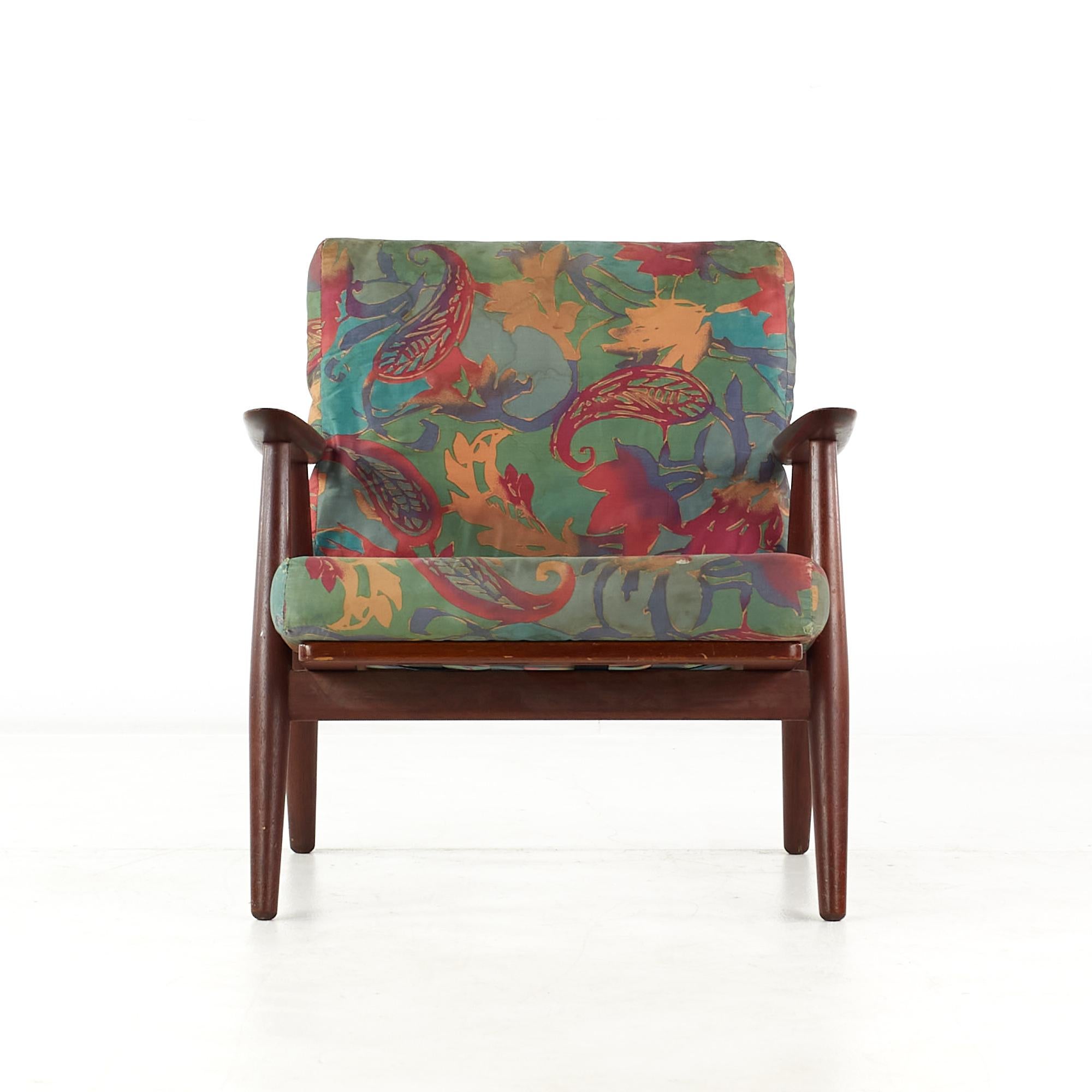 Hans Wegner für Getama Mid Century GE240 Teak Lounge Chair

Dieser Stuhl misst: 26,5 breit x 29 tief x 29,5 hoch, mit einer Sitzhöhe von 16 und Armhöhe/Stuhlabstand 22 Zoll

Alle Möbelstücke sind in einem so genannten restaurierten Vintage-Zustand