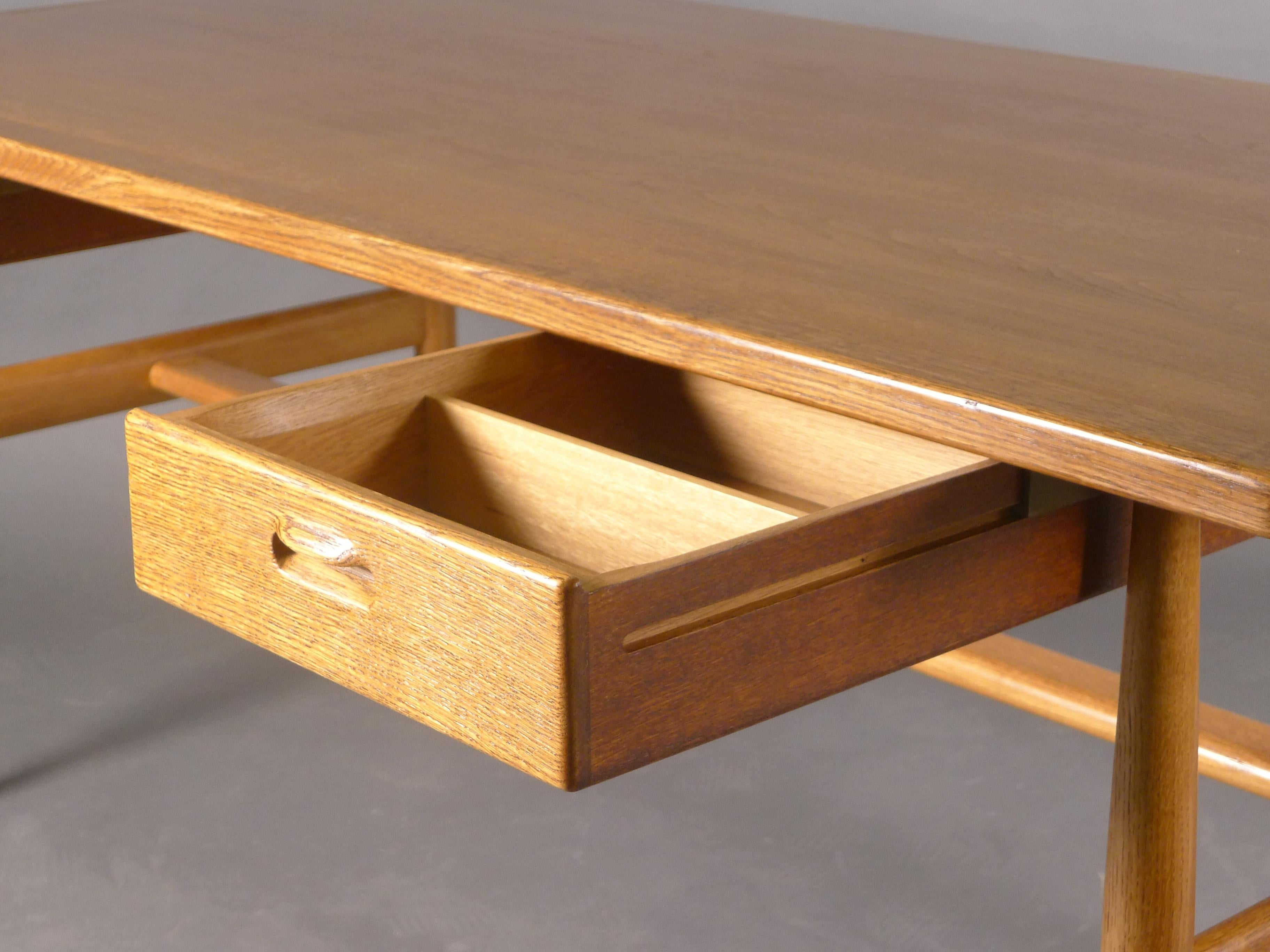 Hans Wegner für Johannes Hansen, 1950er Jahre, seltener Wishbone-Schreibtisch aus Eiche, Modell JH-563 im Angebot 3
