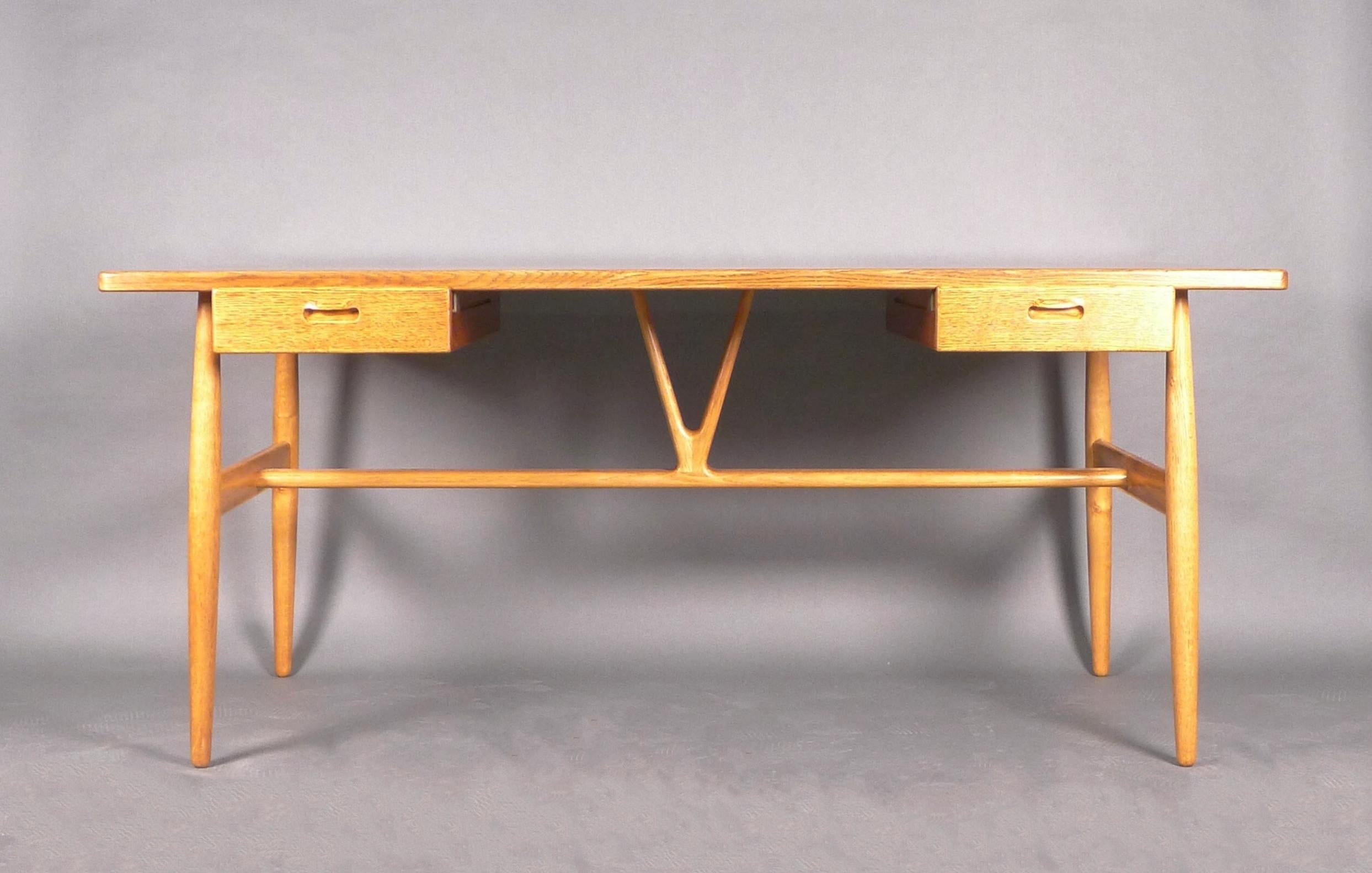 Hans Wegner (Dänisch 1914-2007)
Modell JH-563 Freistehender Schreibtisch, auch bekannt als Wishbone oder V-Schreibtisch, entworfen von Wegner und hergestellt von der Tischlerei Johannes Hansen in Kopenhagen, Dänemark, 1950er Jahre.

Es handelt sich