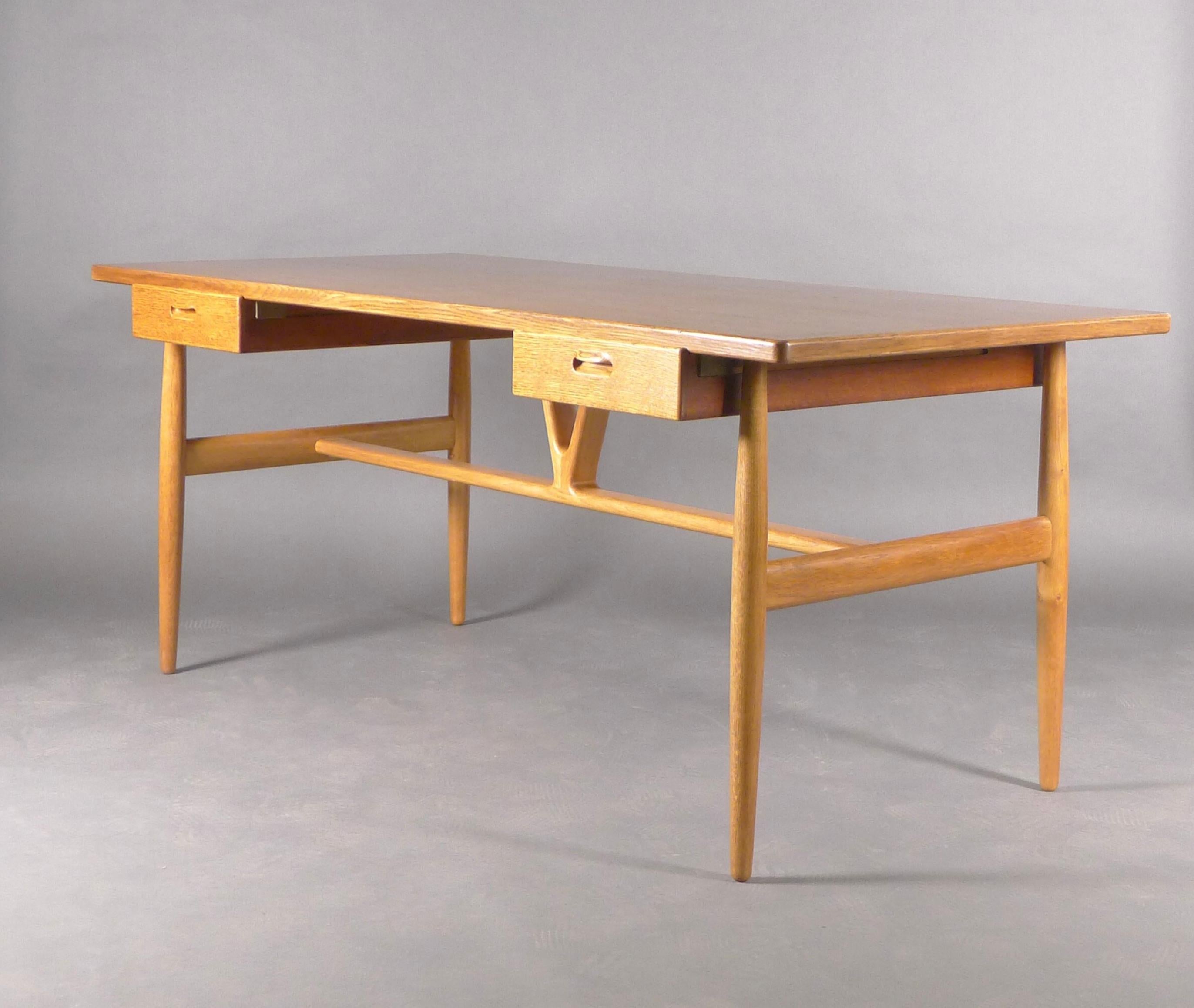 Hans Wegner für Johannes Hansen, 1950er Jahre, seltener Wishbone-Schreibtisch aus Eiche, Modell JH-563 (Moderne der Mitte des Jahrhunderts) im Angebot