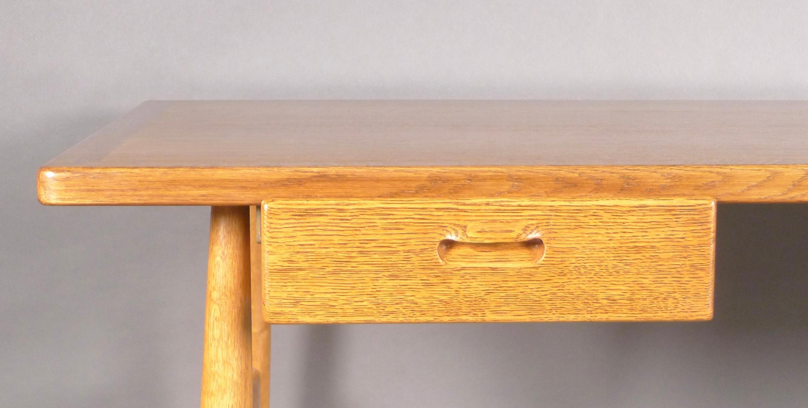 Hans Wegner für Johannes Hansen, 1950er Jahre, seltener Wishbone-Schreibtisch aus Eiche, Modell JH-563 (Dänisch) im Angebot
