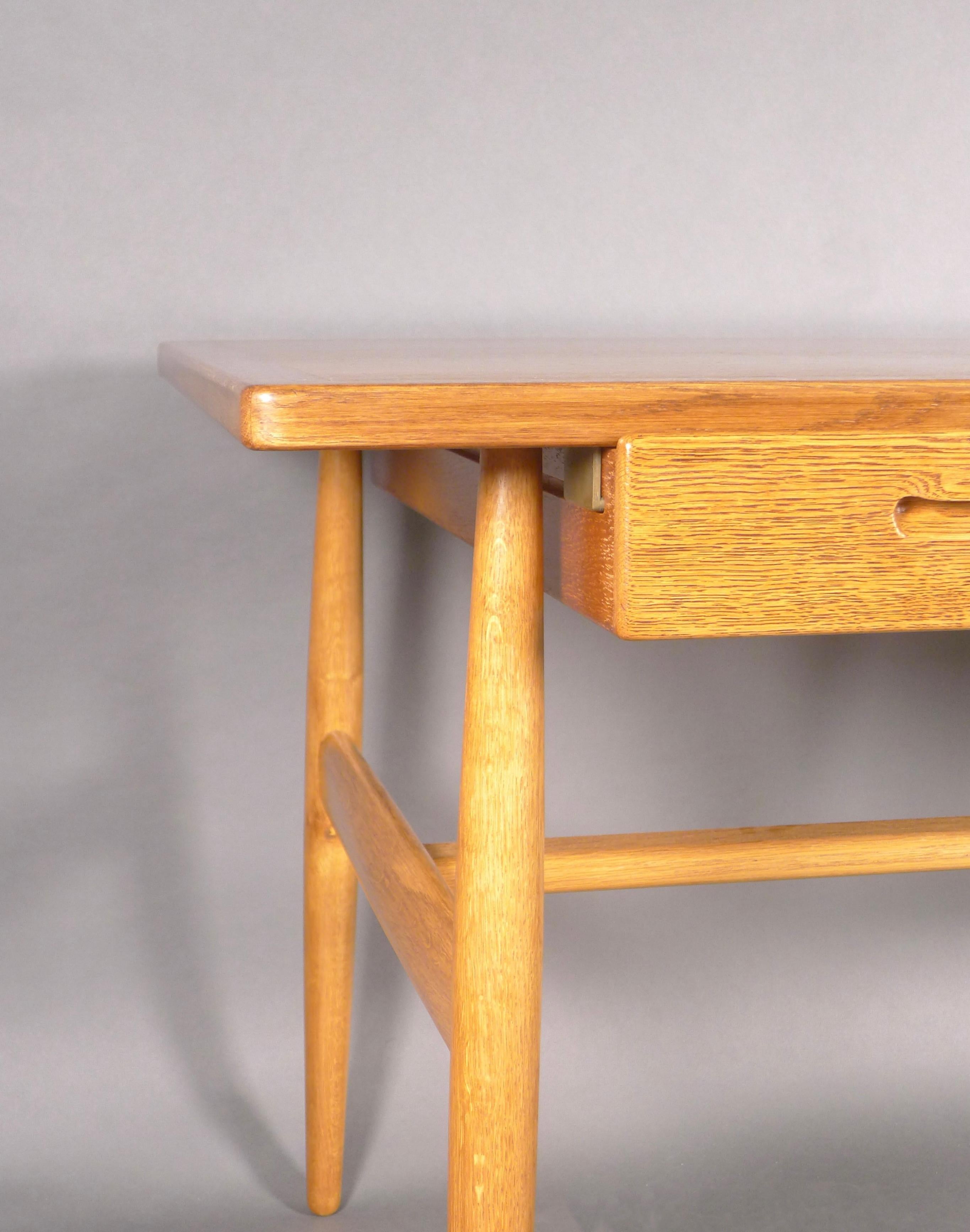 Hans Wegner für Johannes Hansen, 1950er Jahre, seltener Wishbone-Schreibtisch aus Eiche, Modell JH-563 im Zustand „Hervorragend“ im Angebot in Wargrave, Berkshire