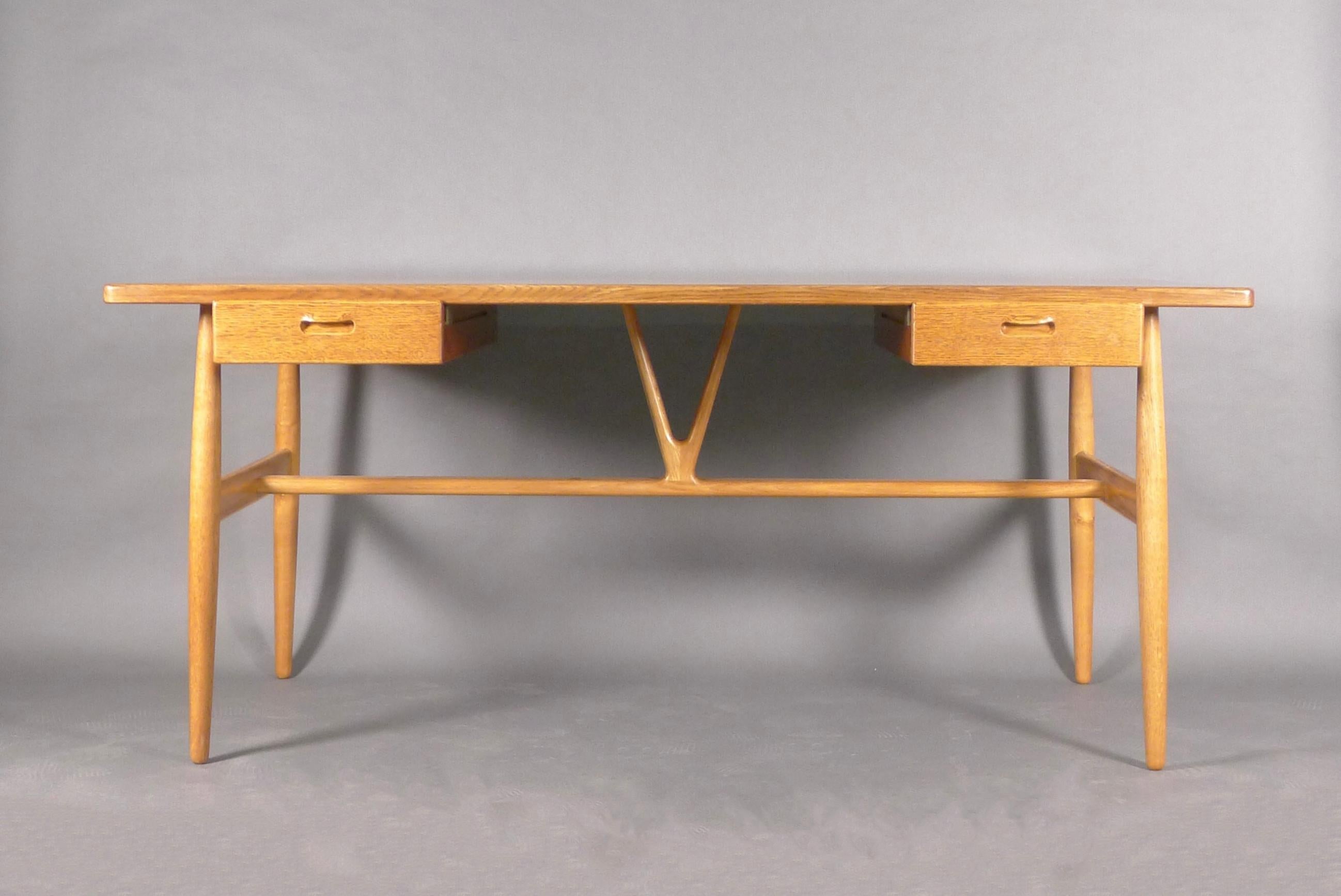 Hans Wegner für Johannes Hansen, 1950er Jahre, seltener Wishbone-Schreibtisch aus Eiche, Modell JH-563 (Mitte des 20. Jahrhunderts) im Angebot