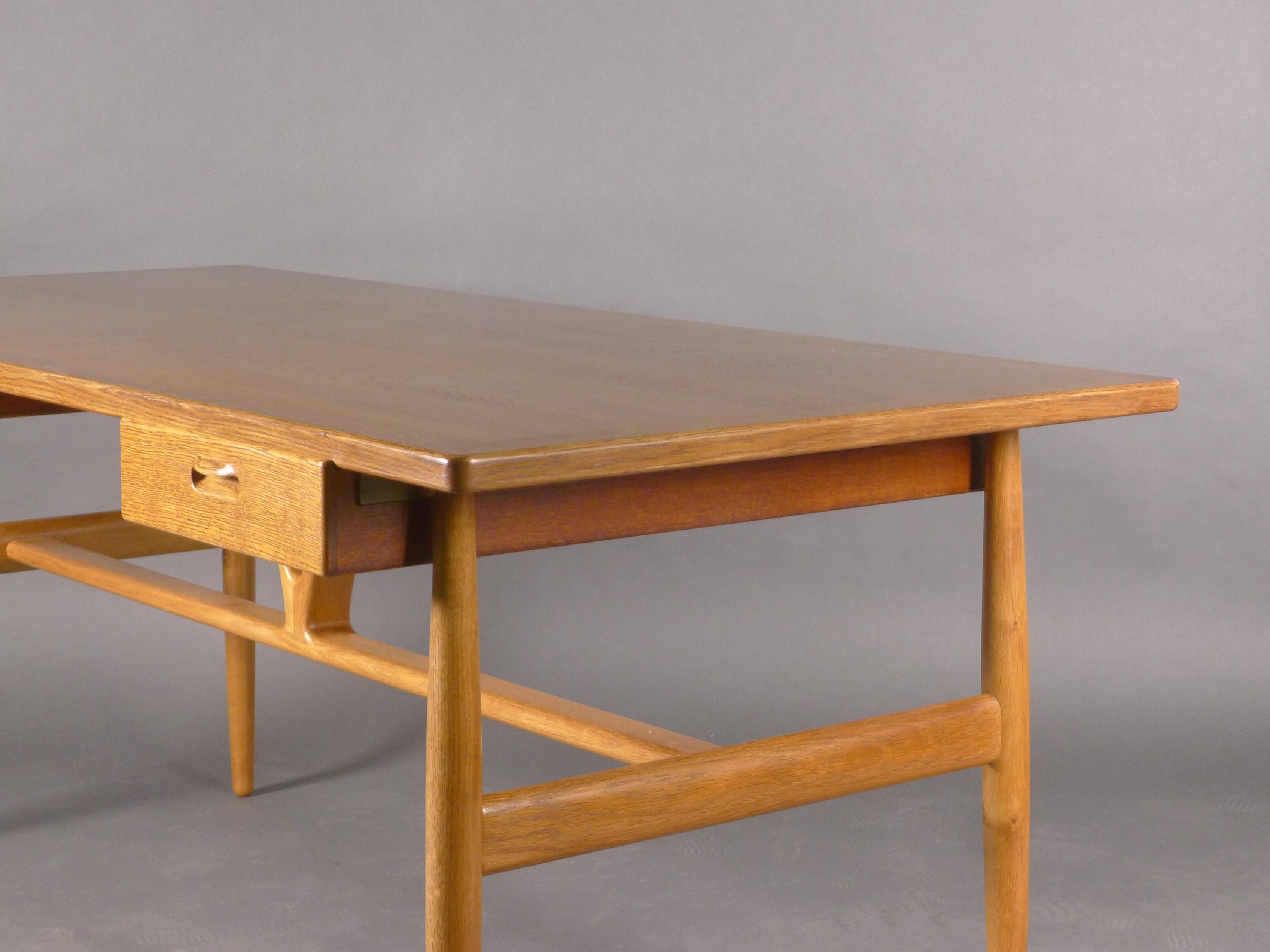 Hans Wegner für Johannes Hansen, 1950er Jahre, seltener Wishbone-Schreibtisch aus Eiche, Modell JH-563 im Angebot 1