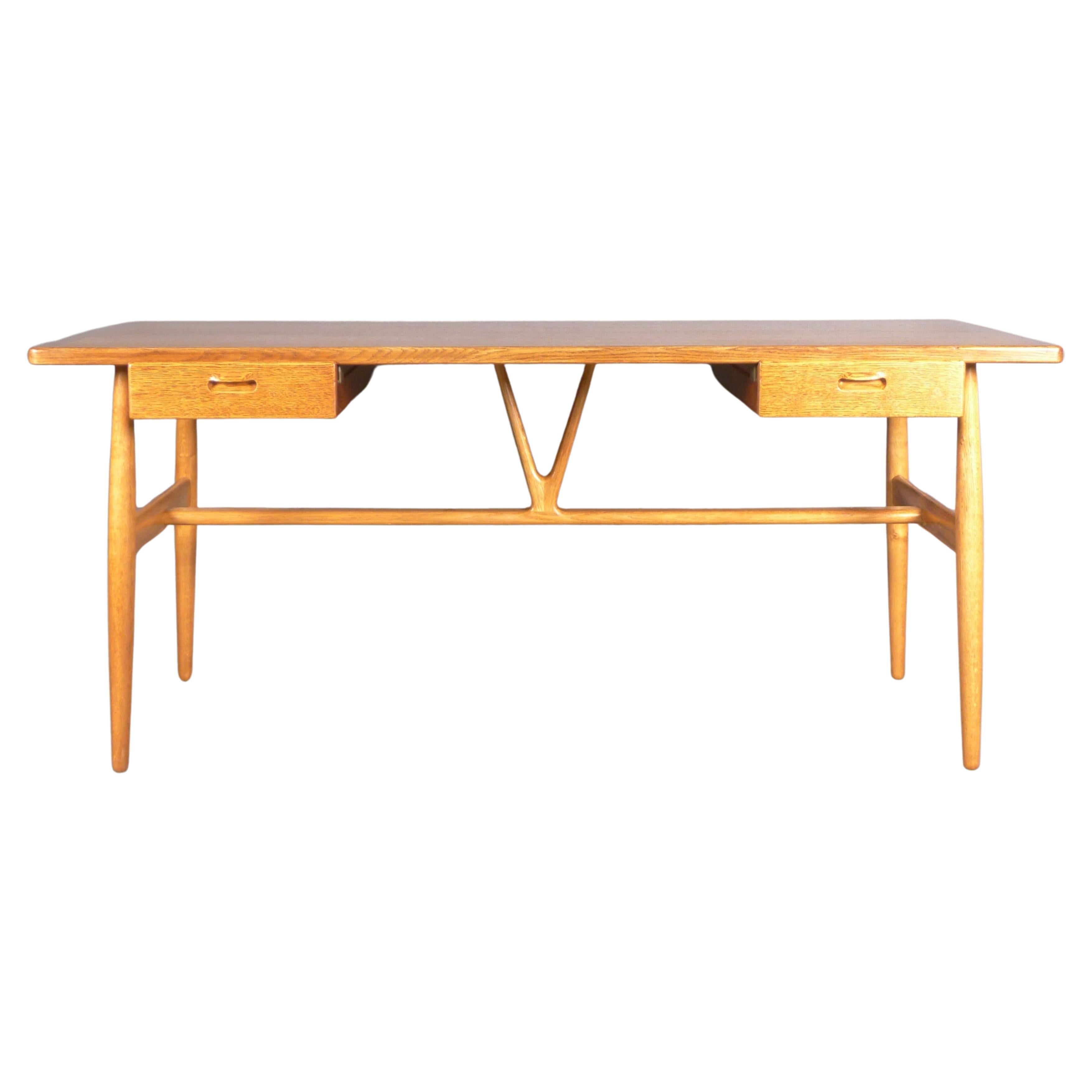 Hans Wegner pour Johannes Hansen, années 1950, rare bureau à colonnes en Oak, modèle JH-563