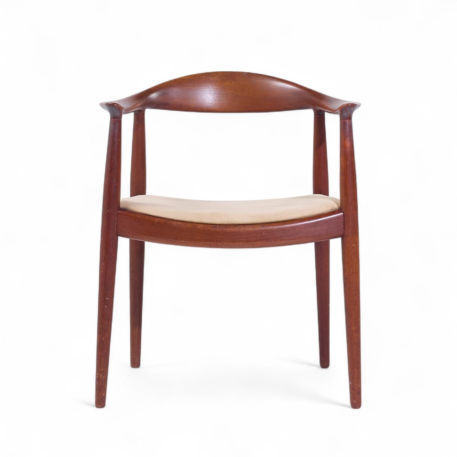 Chaise en teck danois Hans Wegner pour Johannes Hansen

Cette chaise mesure : 24,75 de large x 20,5 de profond x 30 de haut, avec une hauteur d'assise de 17,5 et une hauteur d'accoudoir de 27,5 pouces.

Tous les meubles peuvent être achetés dans ce