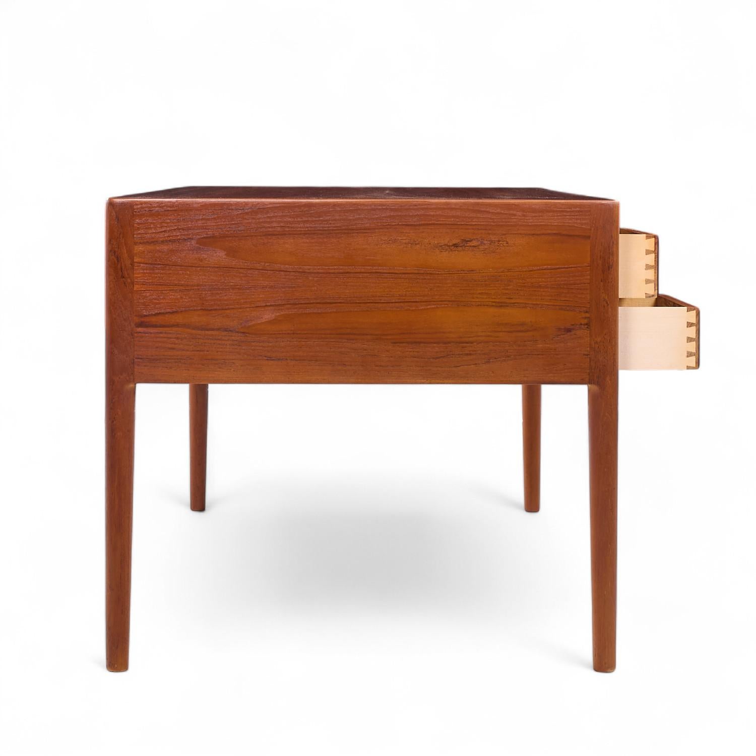 Hans Wegner for Johannes Hansen Model 573 Mid Century Danish Teak Desk In Good Condition For Sale In Countryside, IL