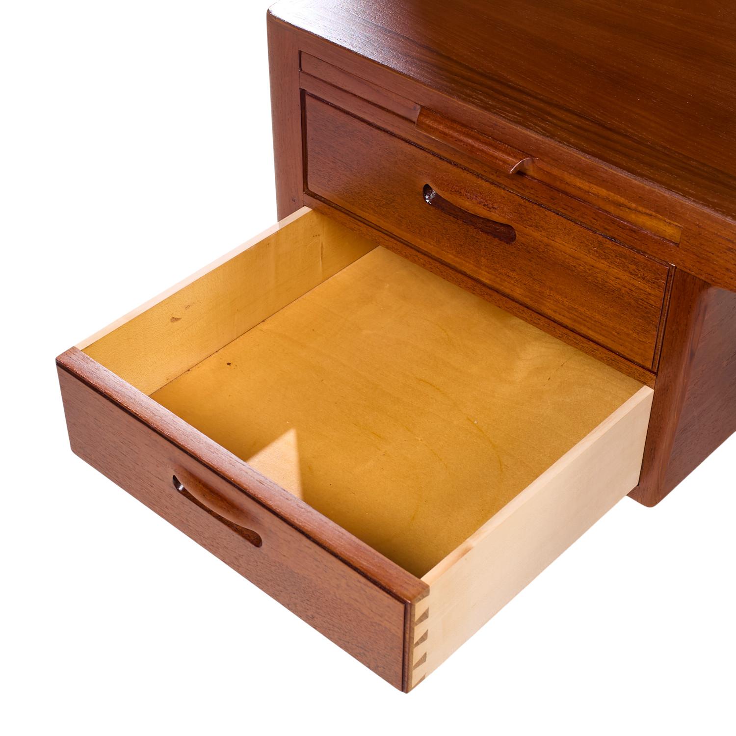 Hans Wegner for Johannes Hansen Model 573 Mid Century Danish Teak Desk For Sale 3
