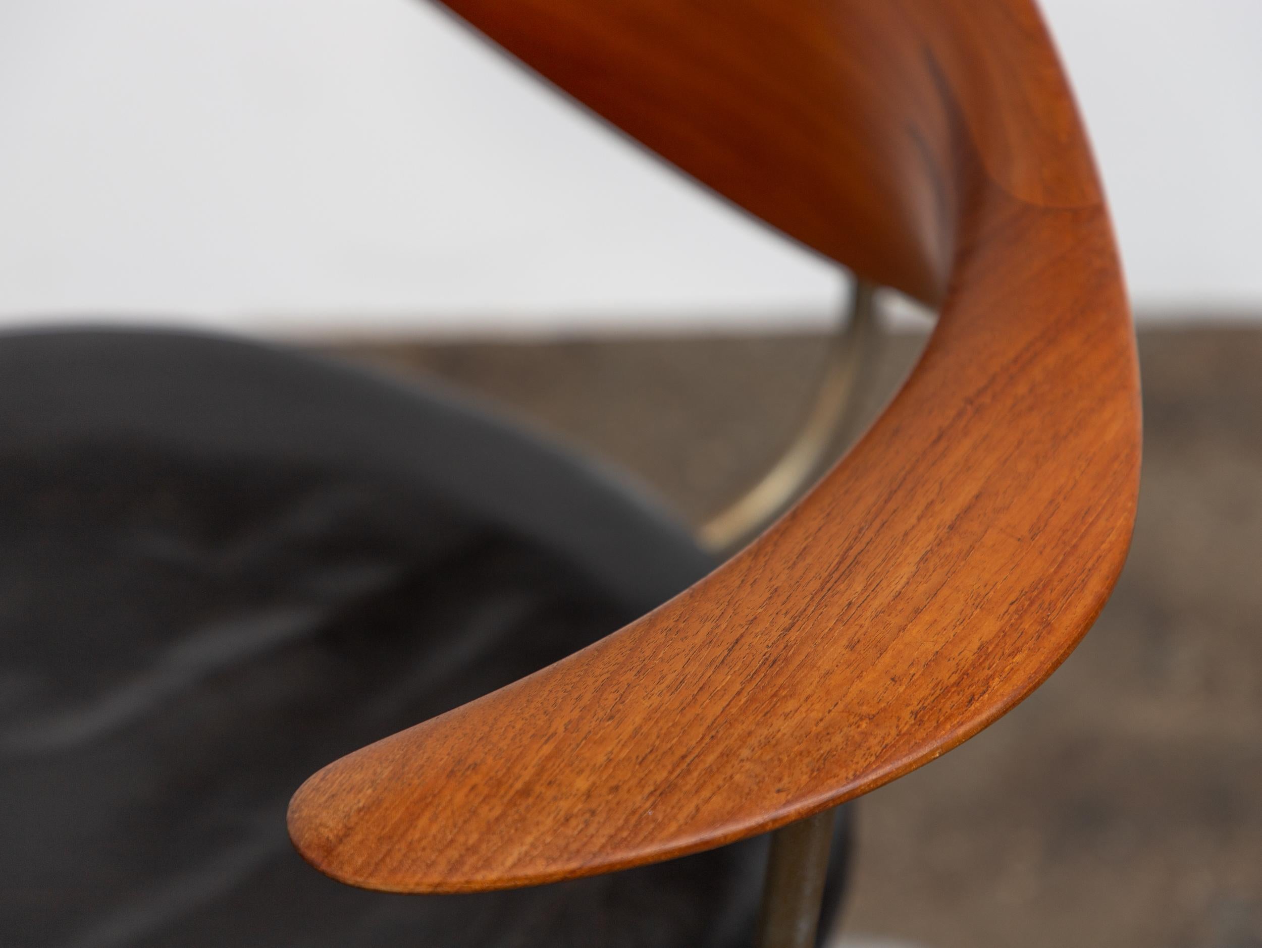 Hans Wegner  per Johannes Hansen Teak JH502 Sedia girevole in pelle nera in vendita 2