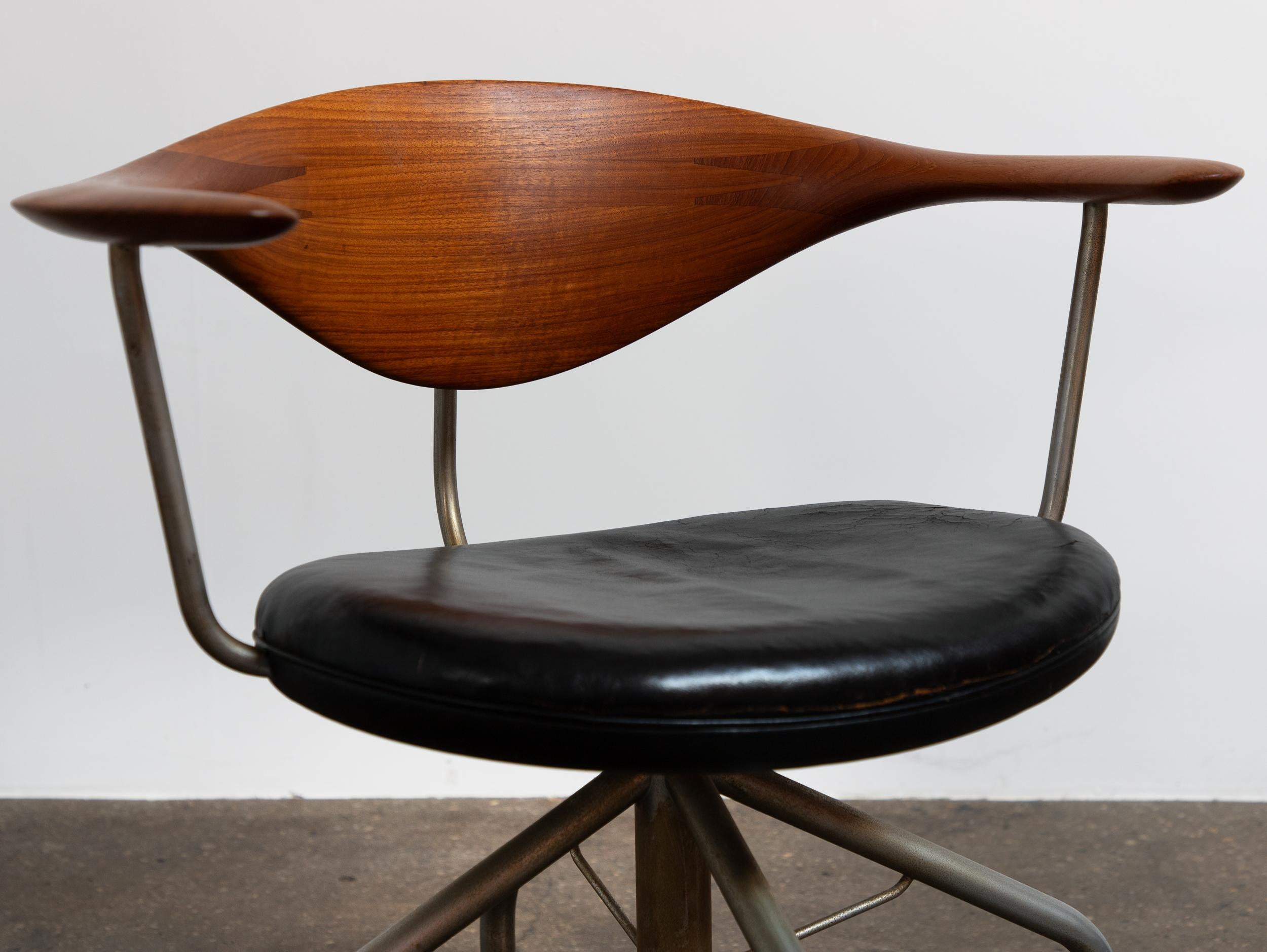 Hans Wegner  per Johannes Hansen Teak JH502 Sedia girevole in pelle nera in vendita 3