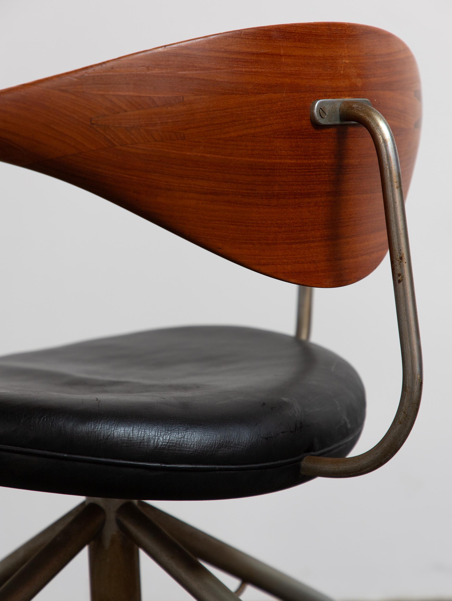Hans Wegner  per Johannes Hansen Teak JH502 Sedia girevole in pelle nera in vendita 4