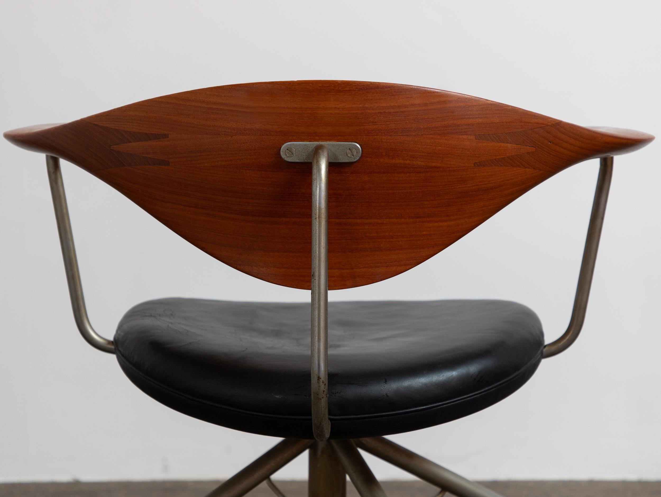 Hans Wegner  per Johannes Hansen Teak JH502 Sedia girevole in pelle nera in vendita 5