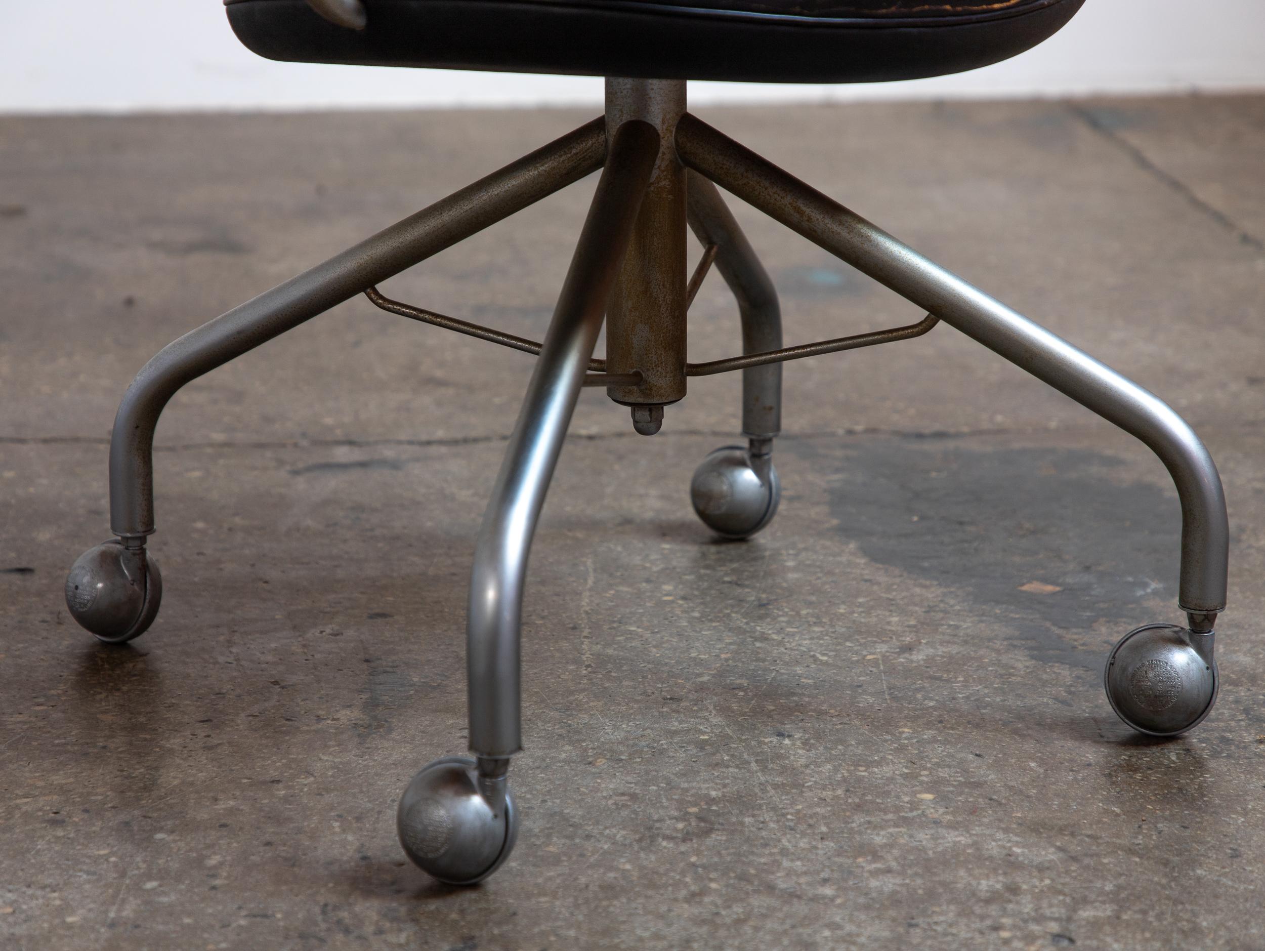 Hans Wegner  per Johannes Hansen Teak JH502 Sedia girevole in pelle nera in vendita 6