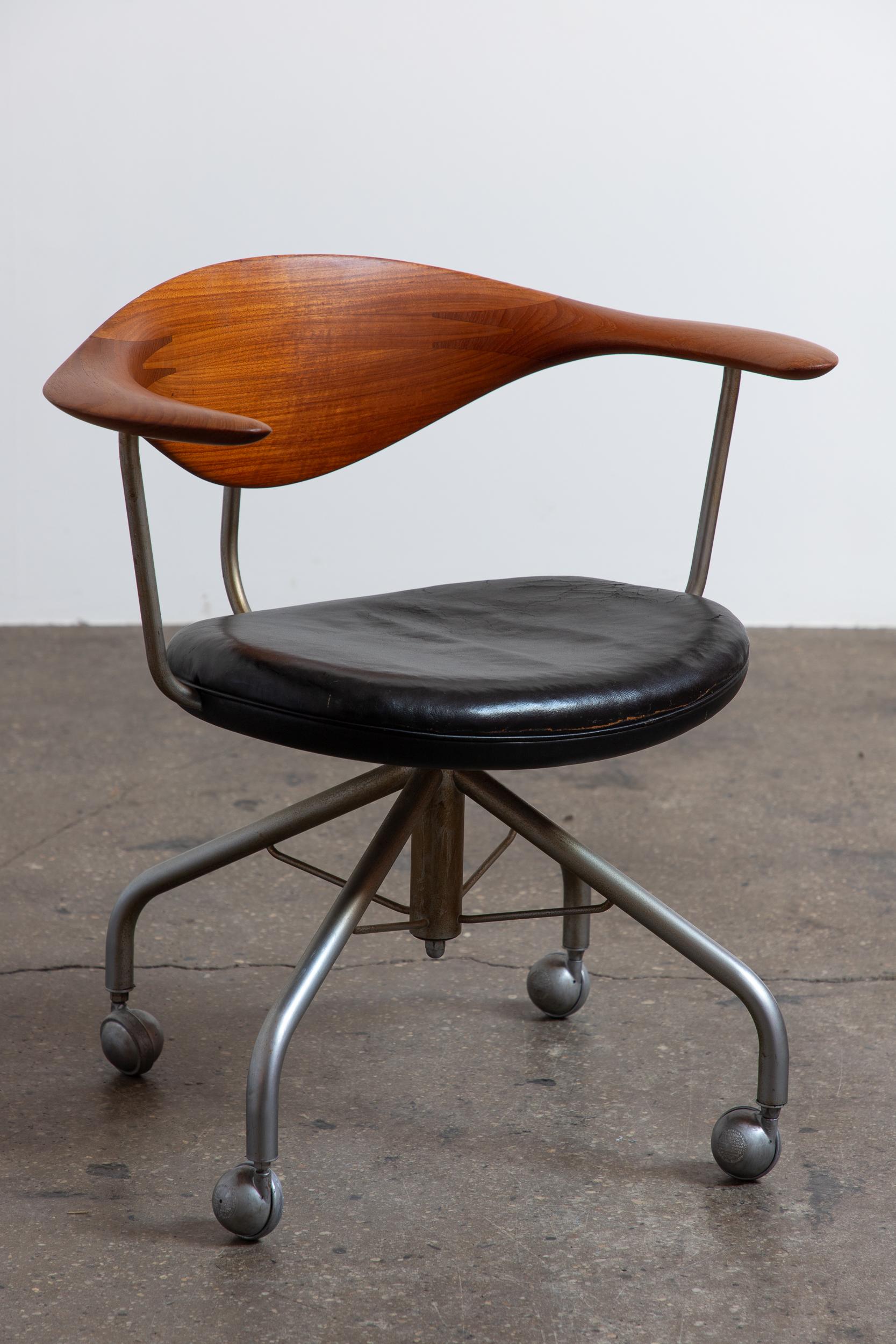 Hans Wegner  per Johannes Hansen Teak JH502 Sedia girevole in pelle nera in vendita 7
