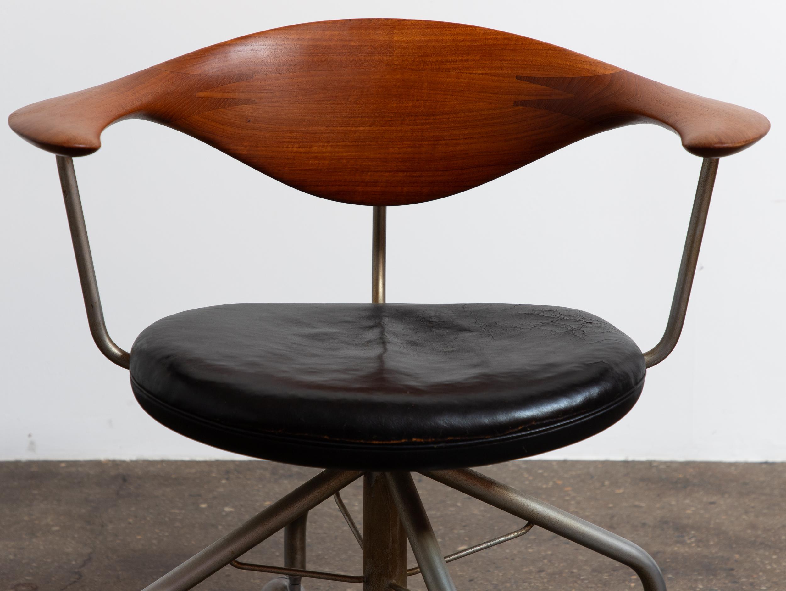 Scandinavo moderno Hans Wegner  per Johannes Hansen Teak JH502 Sedia girevole in pelle nera in vendita