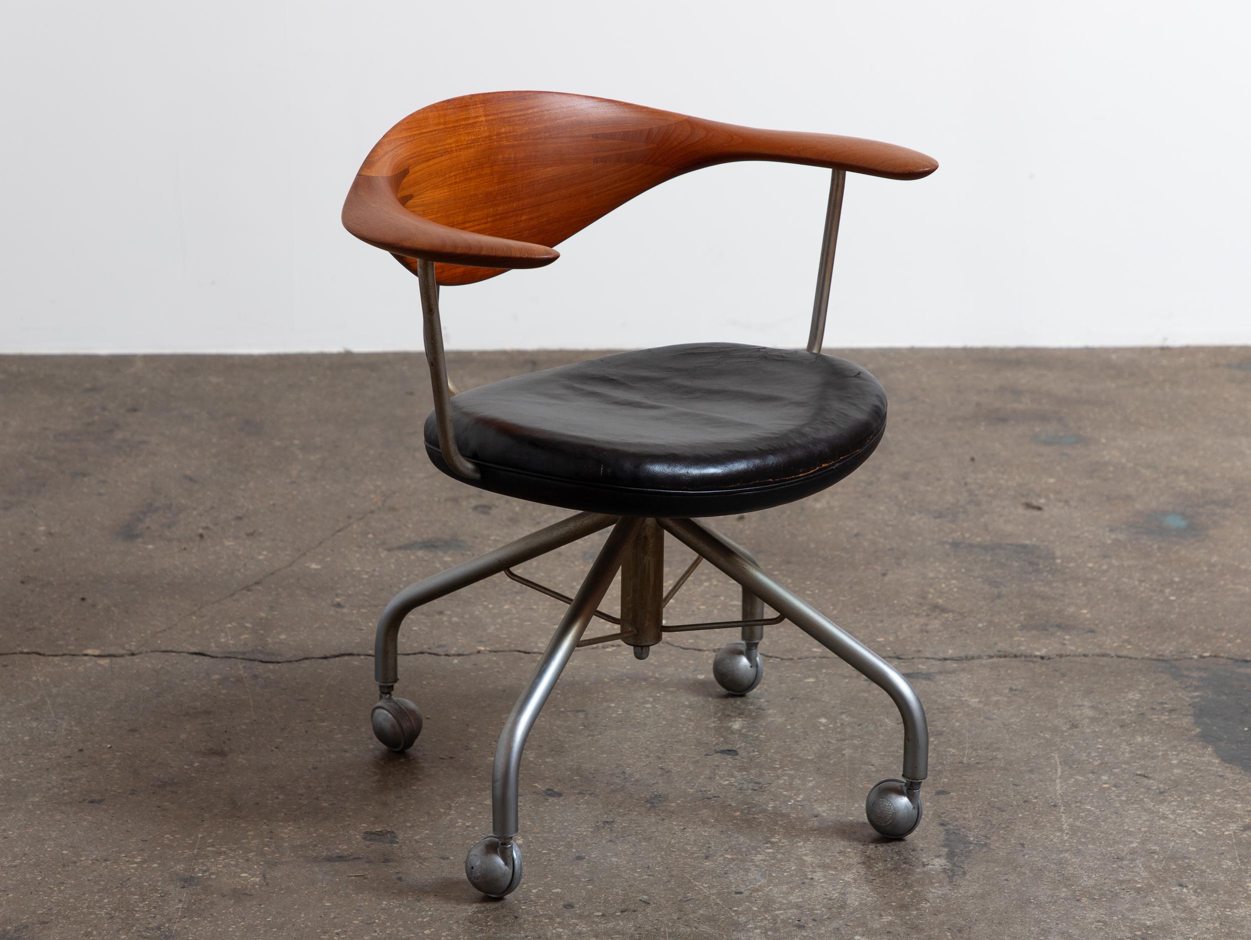 Danese Hans Wegner  per Johannes Hansen Teak JH502 Sedia girevole in pelle nera in vendita