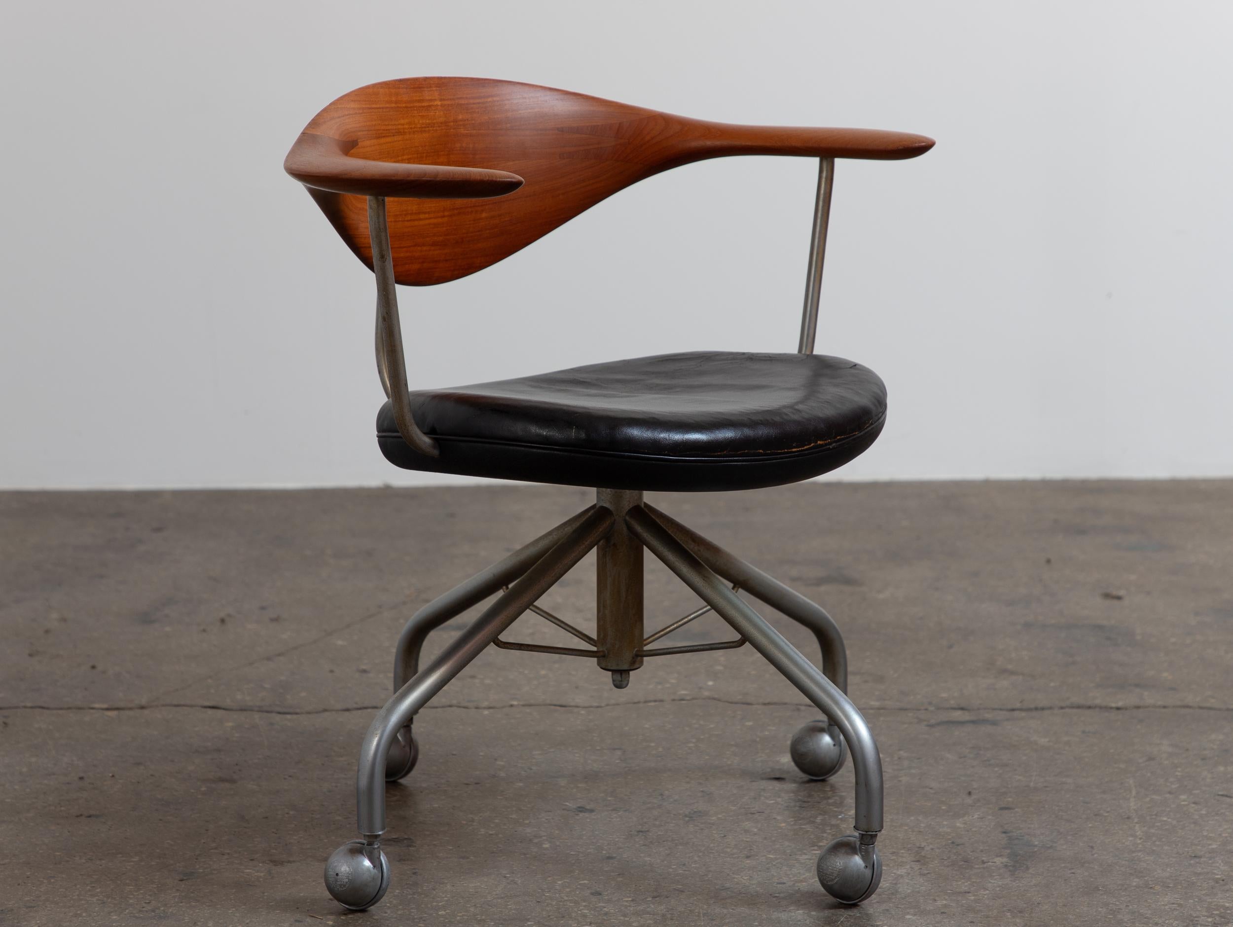 Intagliato a mano Hans Wegner  per Johannes Hansen Teak JH502 Sedia girevole in pelle nera in vendita