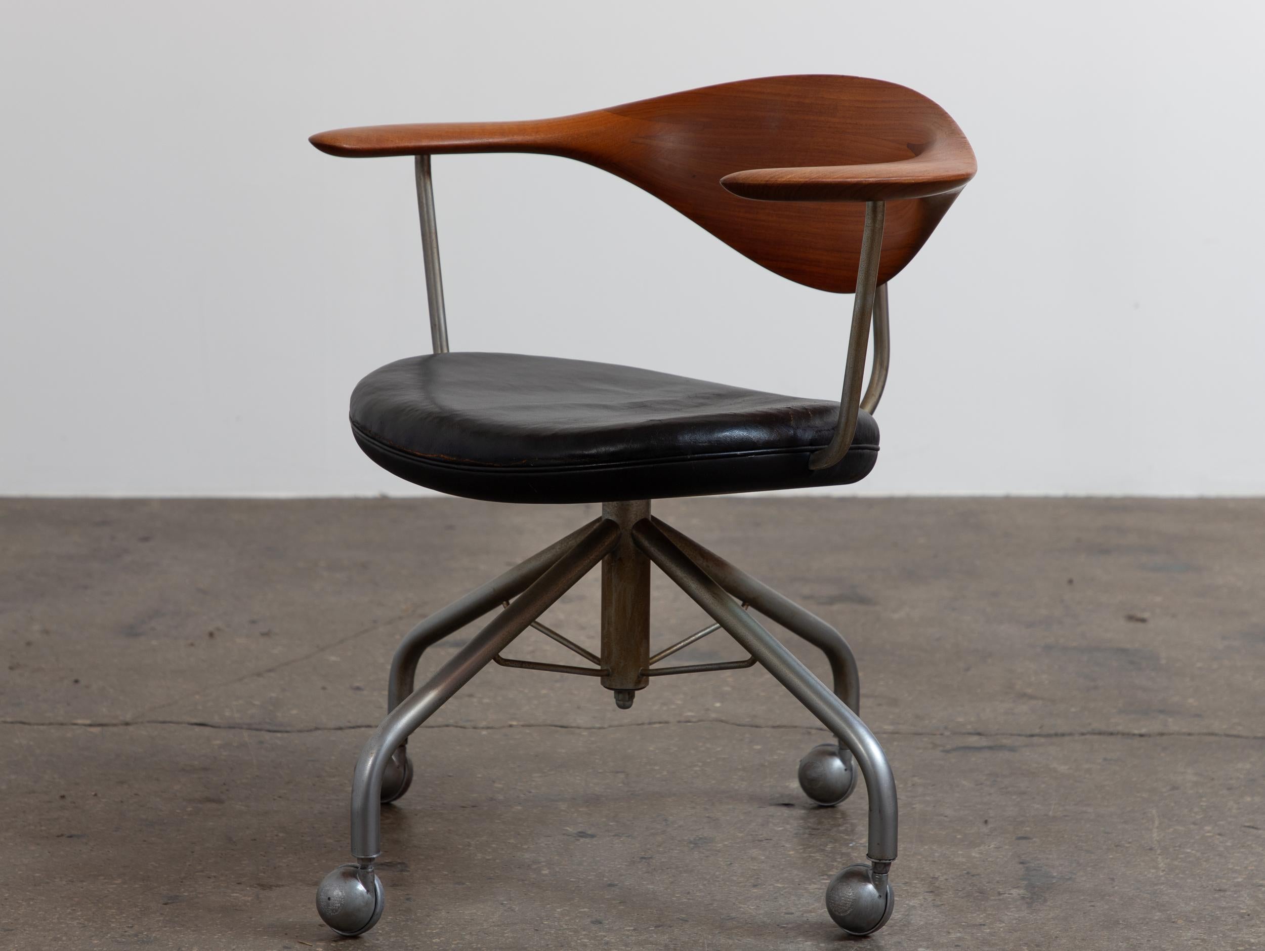Hans Wegner  per Johannes Hansen Teak JH502 Sedia girevole in pelle nera In condizioni buone in vendita a Brooklyn, NY
