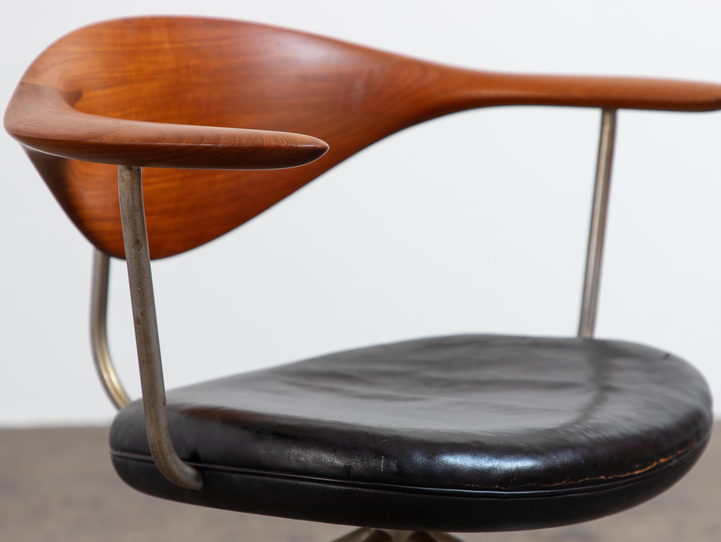 Metà XX secolo Hans Wegner  per Johannes Hansen Teak JH502 Sedia girevole in pelle nera in vendita