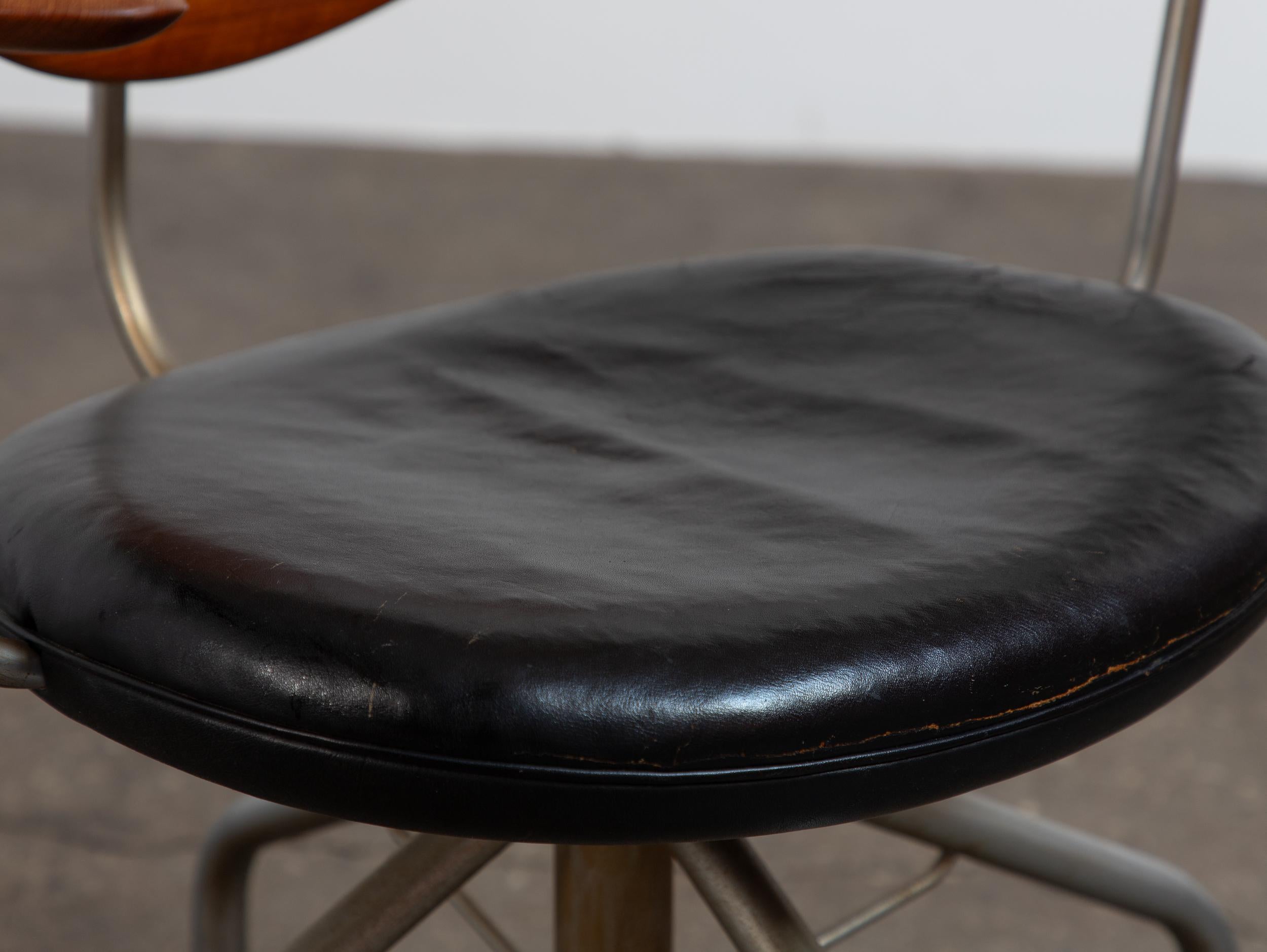 Pelle Hans Wegner  per Johannes Hansen Teak JH502 Sedia girevole in pelle nera in vendita