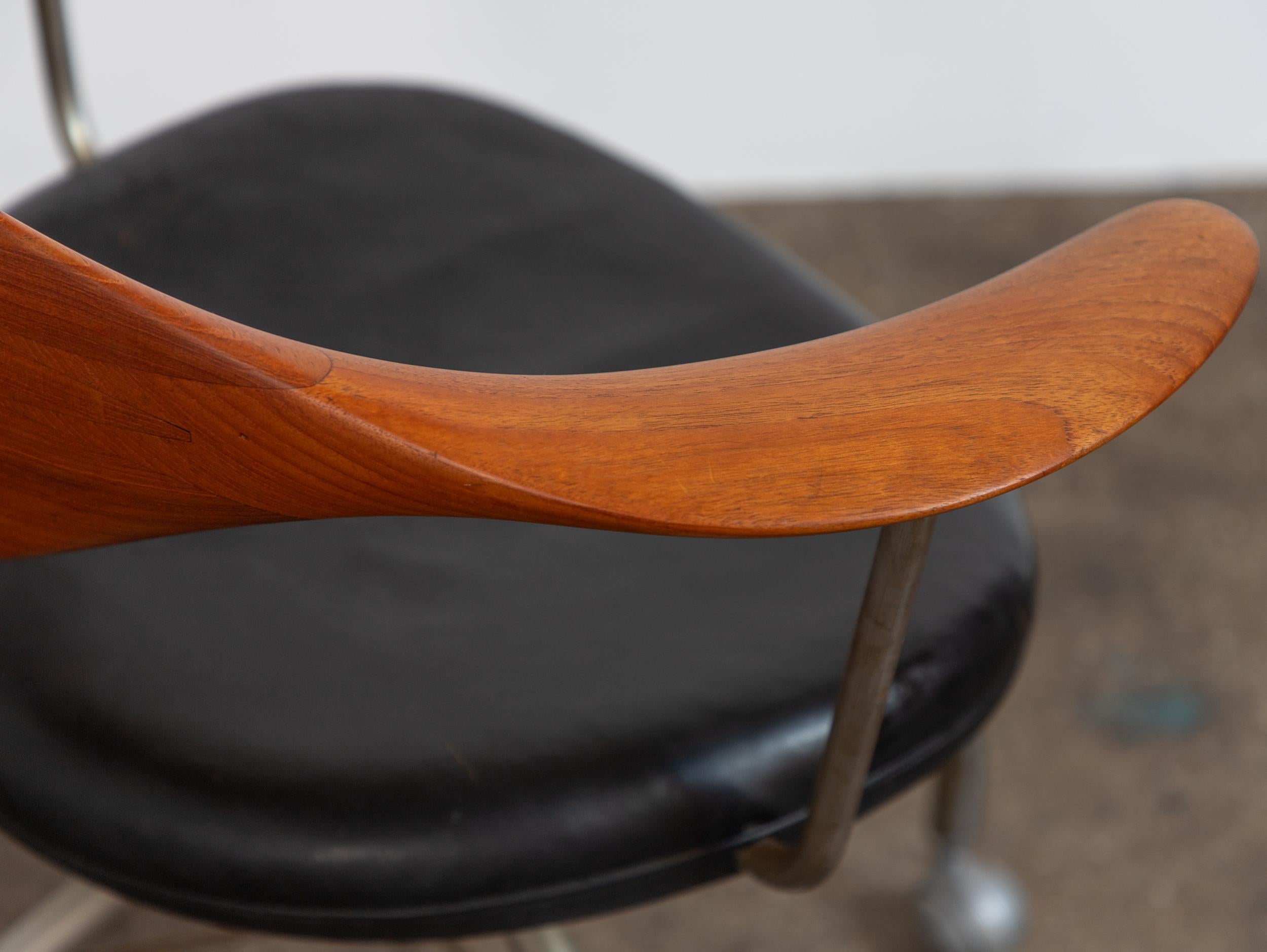 Hans Wegner  per Johannes Hansen Teak JH502 Sedia girevole in pelle nera in vendita 1