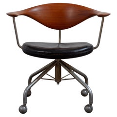 Hans Wegner  para Silla giratoria Johannes Hansen Teca JH502 de cuero negro