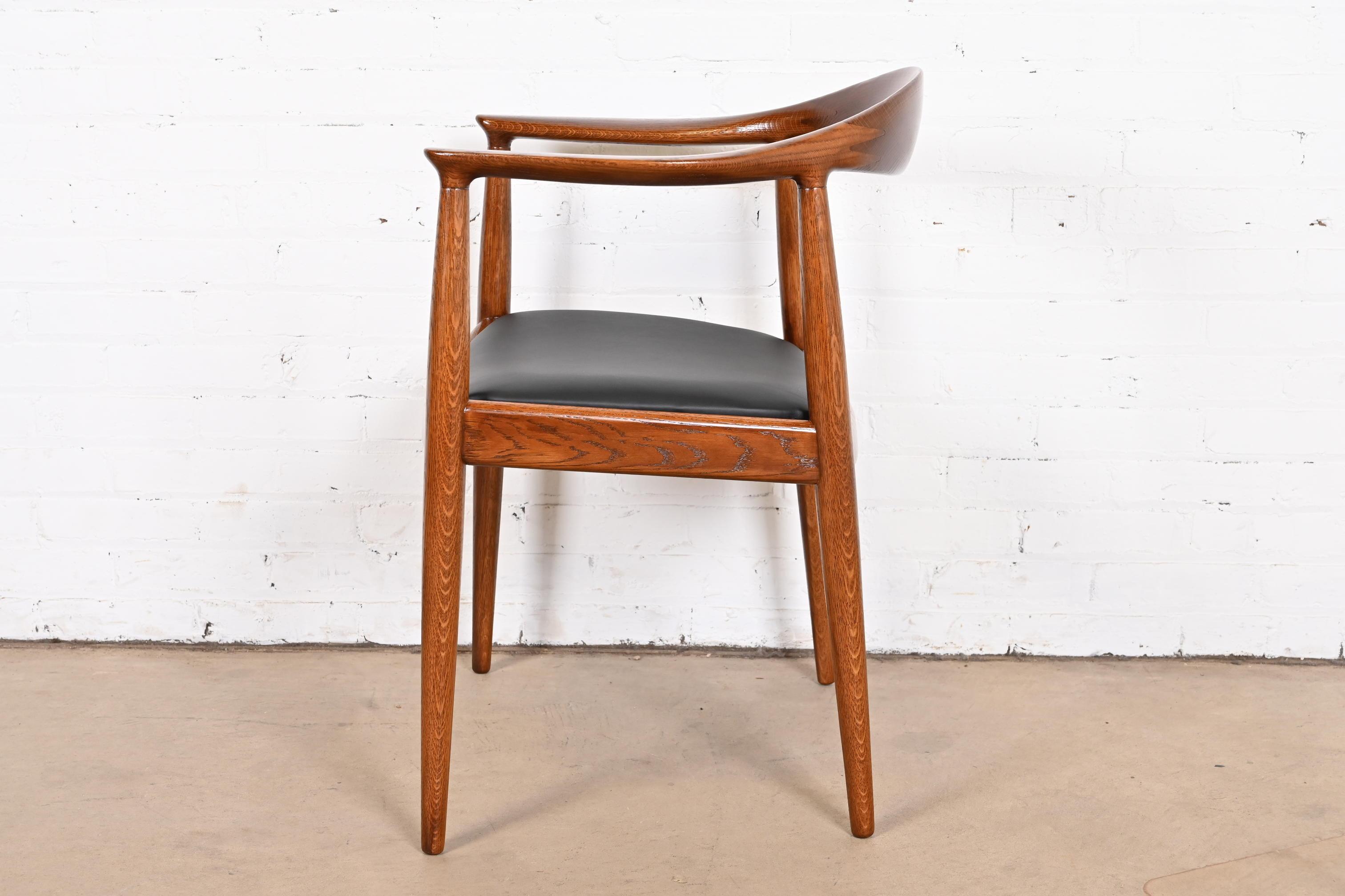 Runder Stuhl „The Chair“ aus Eiche und Leder, Hans Wegner für Johannes Hansen, 1960er Jahre im Angebot 2