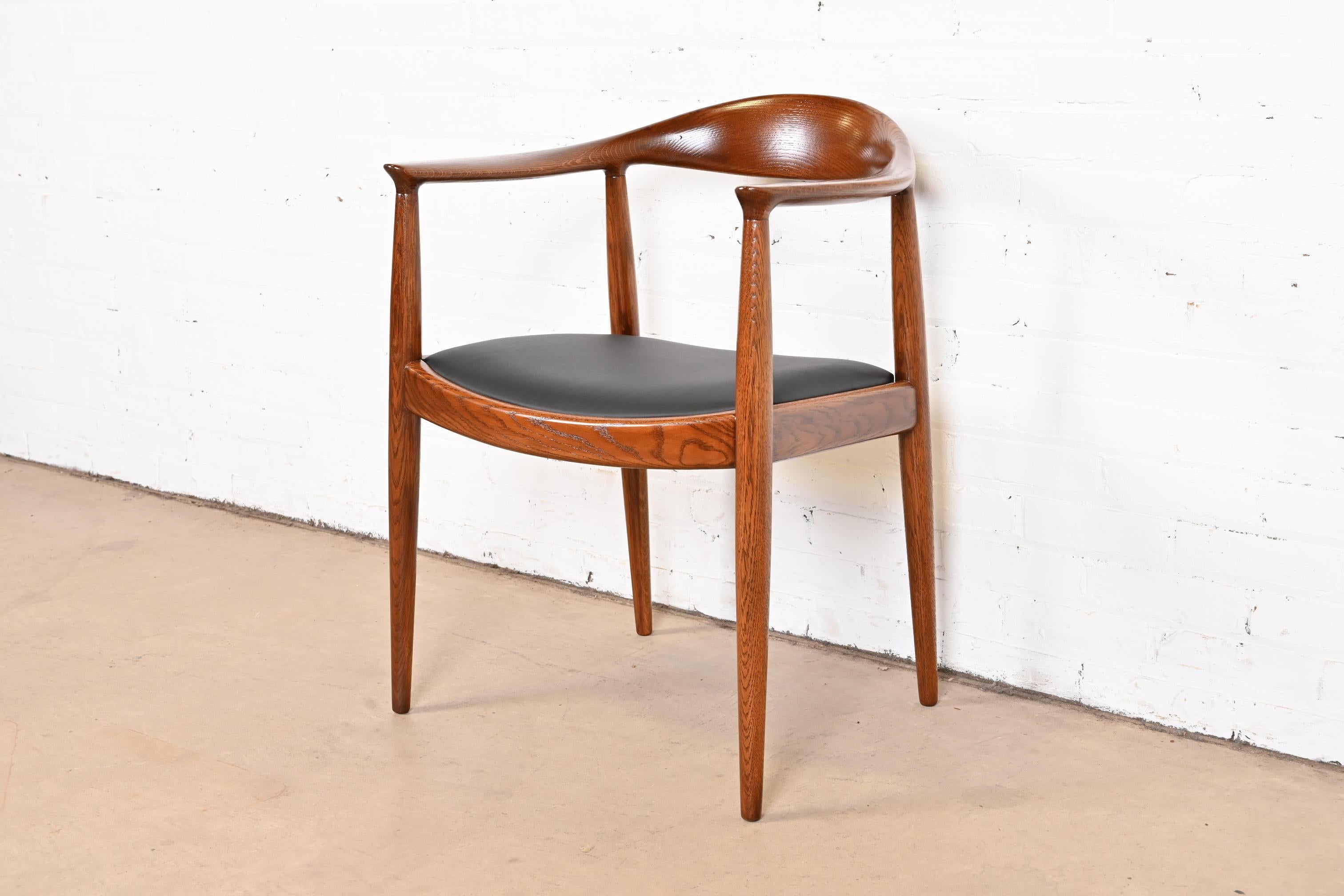 Scandinave moderne Chaise ronde en chêne et cuir Hans Wegner pour Johannes Hansen « The Chair », années 1960 en vente
