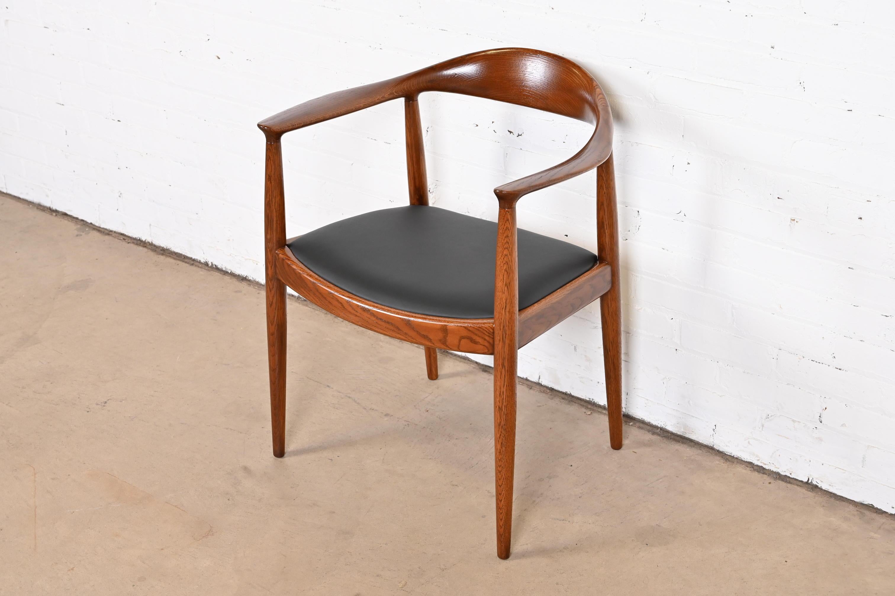 Danois Chaise ronde en chêne et cuir Hans Wegner pour Johannes Hansen « The Chair », années 1960 en vente