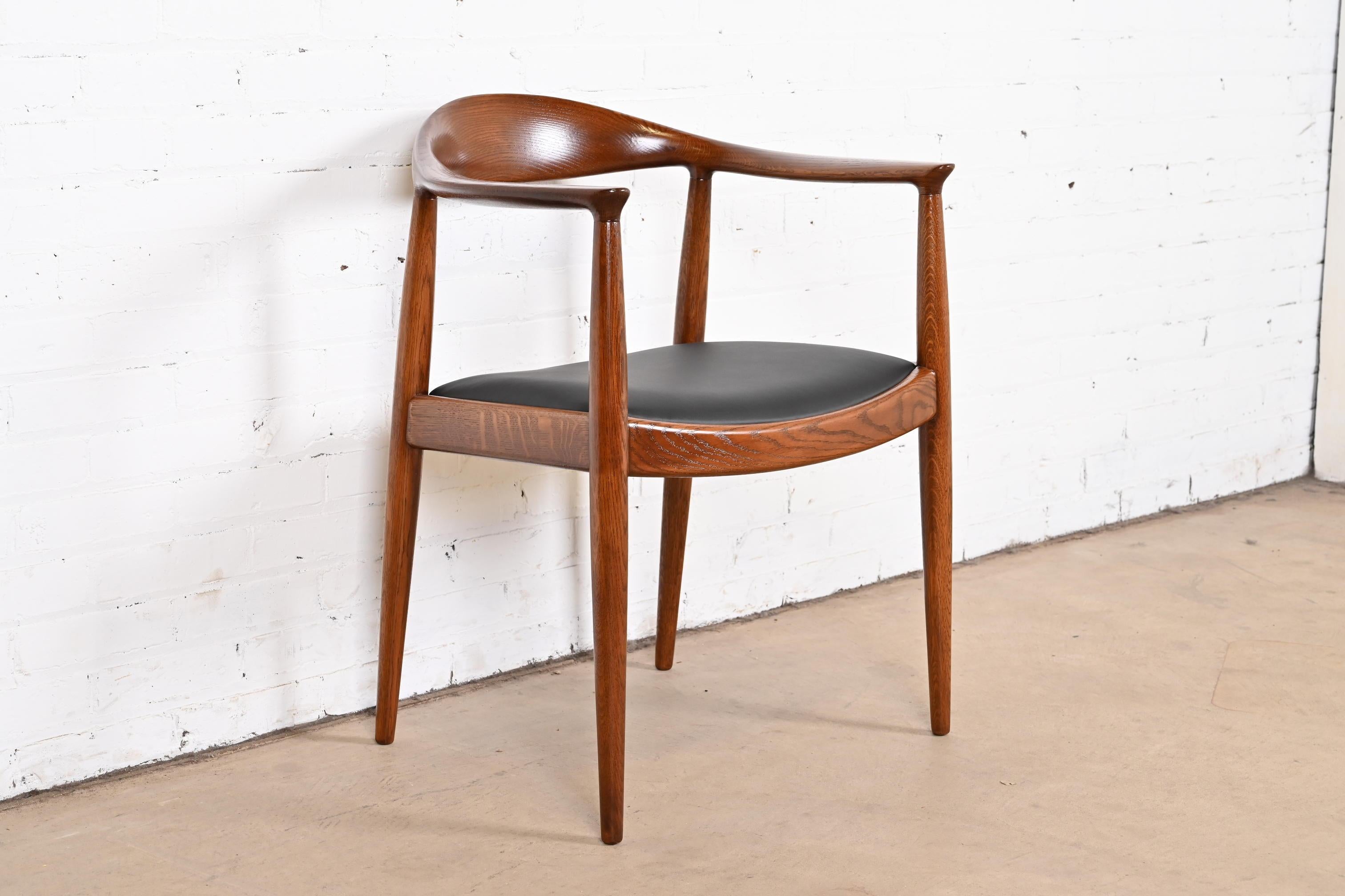 Chaise ronde en chêne et cuir Hans Wegner pour Johannes Hansen « The Chair », années 1960 Bon état - En vente à South Bend, IN
