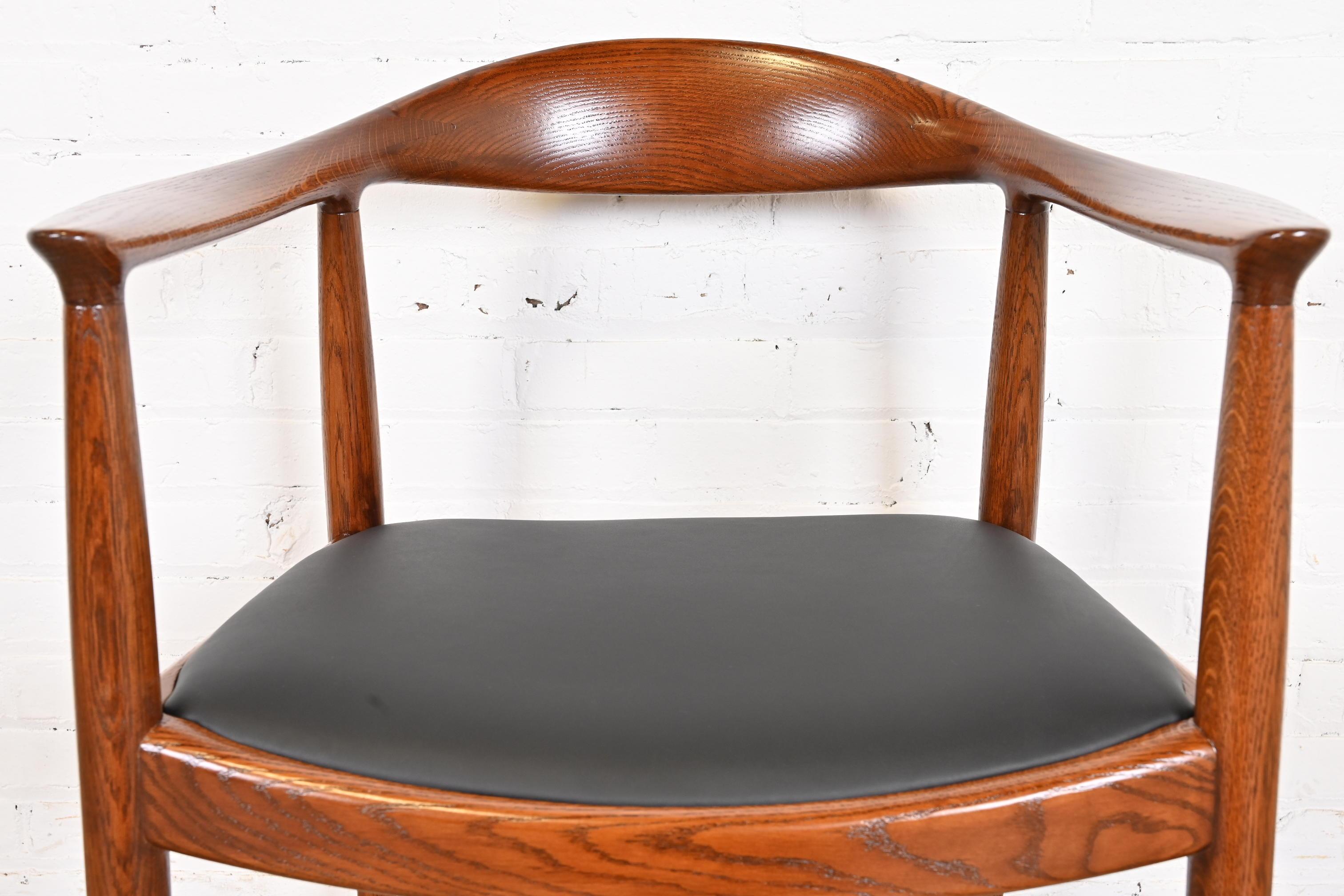 Milieu du XXe siècle Chaise ronde en chêne et cuir Hans Wegner pour Johannes Hansen « The Chair », années 1960 en vente